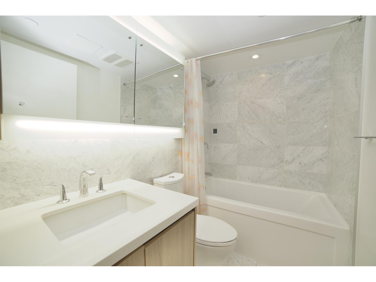 1703 13696 100 Avenue, Surrey, BC - Indoor Photo Showing Bathroom