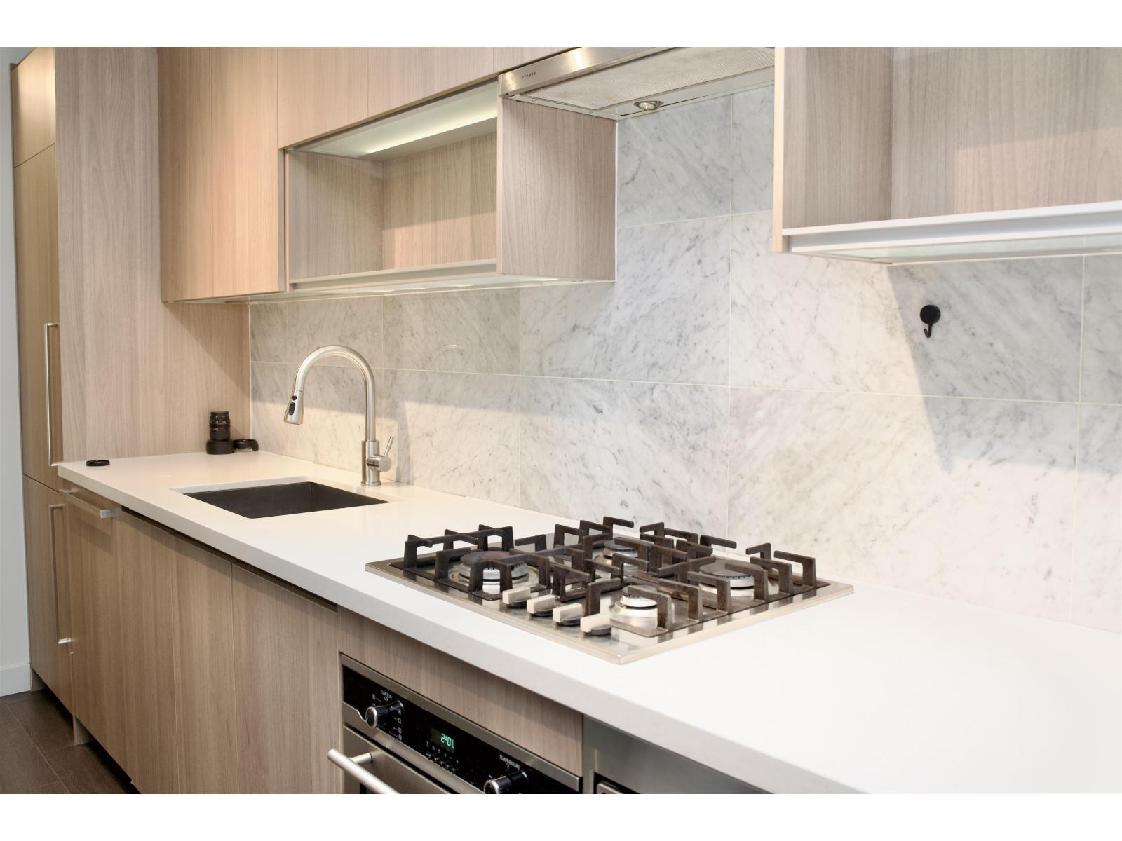 1703 13696 100 Avenue, Surrey, BC - Indoor Photo Showing Kitchen With Upgraded Kitchen