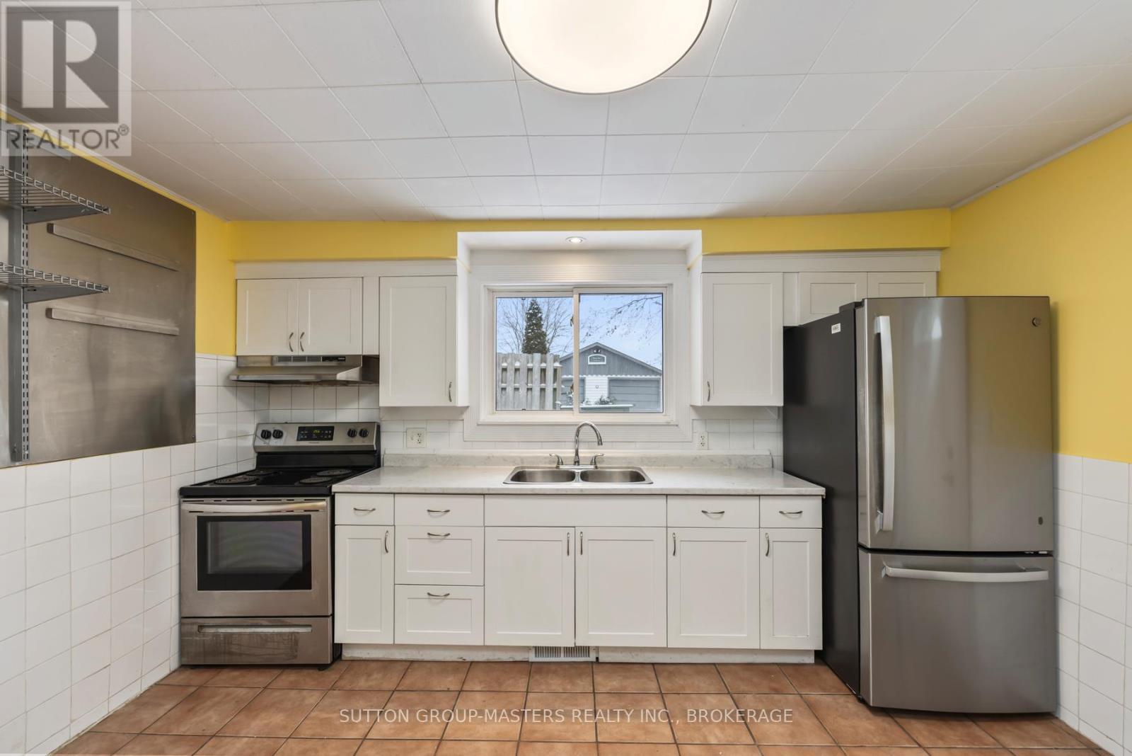 45 Russell Street, Kingston (East Of Sir John A. Blvd), ON - Indoor Photo Showing Kitchen With Double Sink