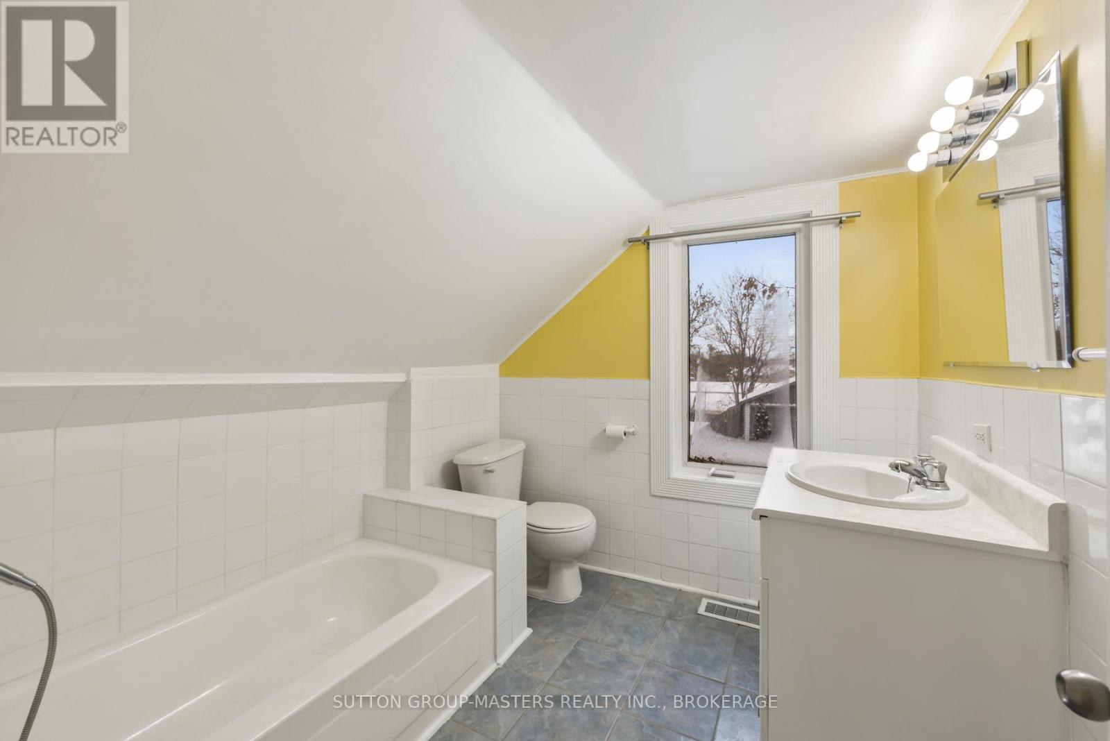 45 Russell Street, Kingston (East Of Sir John A. Blvd), ON - Indoor Photo Showing Bathroom