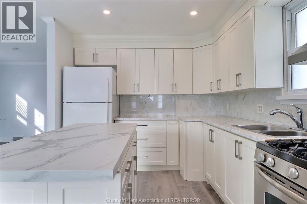 33 Wilson Avenue, Chatham, ON - Indoor Photo Showing Kitchen With Double Sink