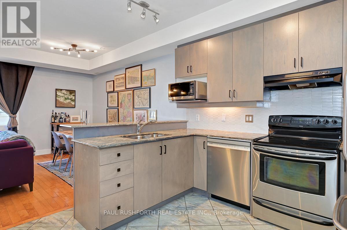 Kitchen - B303 - 124 Guigues Avenue, Ottawa, ON - Indoor Photo Showing Kitchen With Double Sink