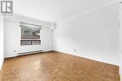 Primary Bedroom w En-suite bathroom -