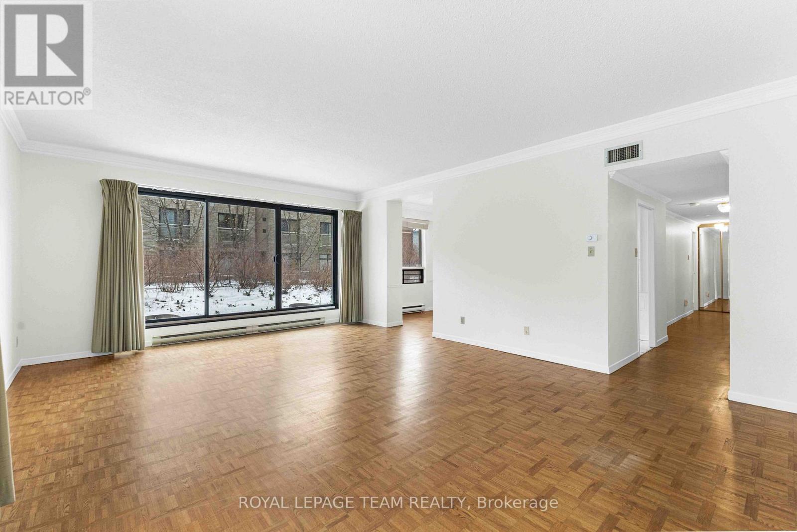Spacious and bright living room - 101 - 20 The Driveway Drive, Ottawa, ON - Indoor Photo Showing Living Room