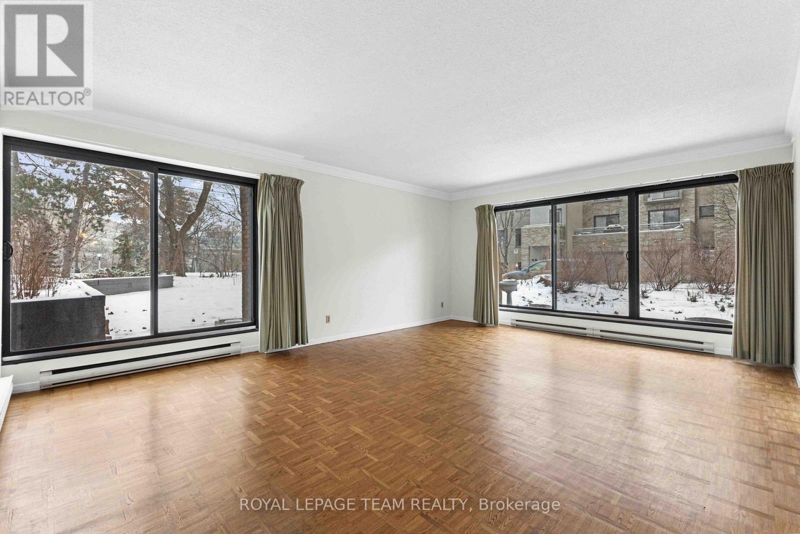 Spacious and bright living room - 101 - 20 The Driveway Drive, Ottawa, ON - Indoor