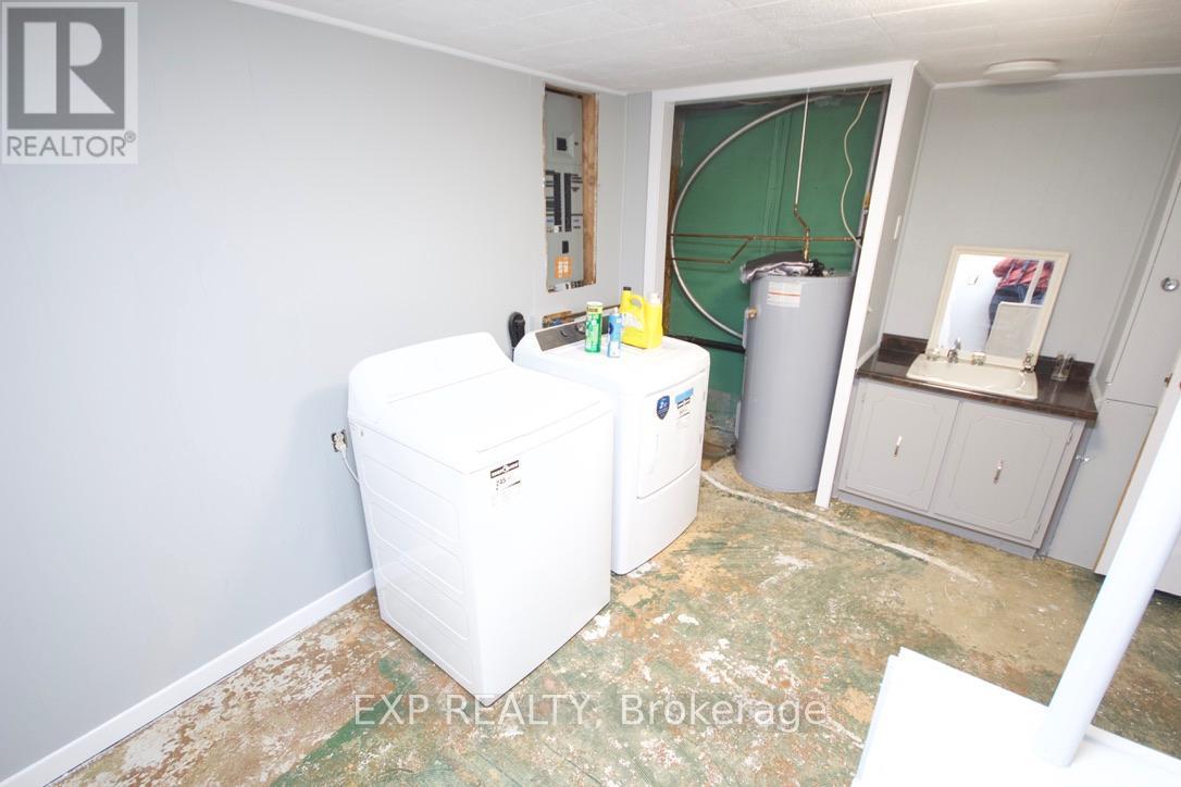 LAUNDRY/SECOND PIECE BATHROOM - 47 Augusta Street, South Dundas, ON - Indoor Photo Showing Laundry Room