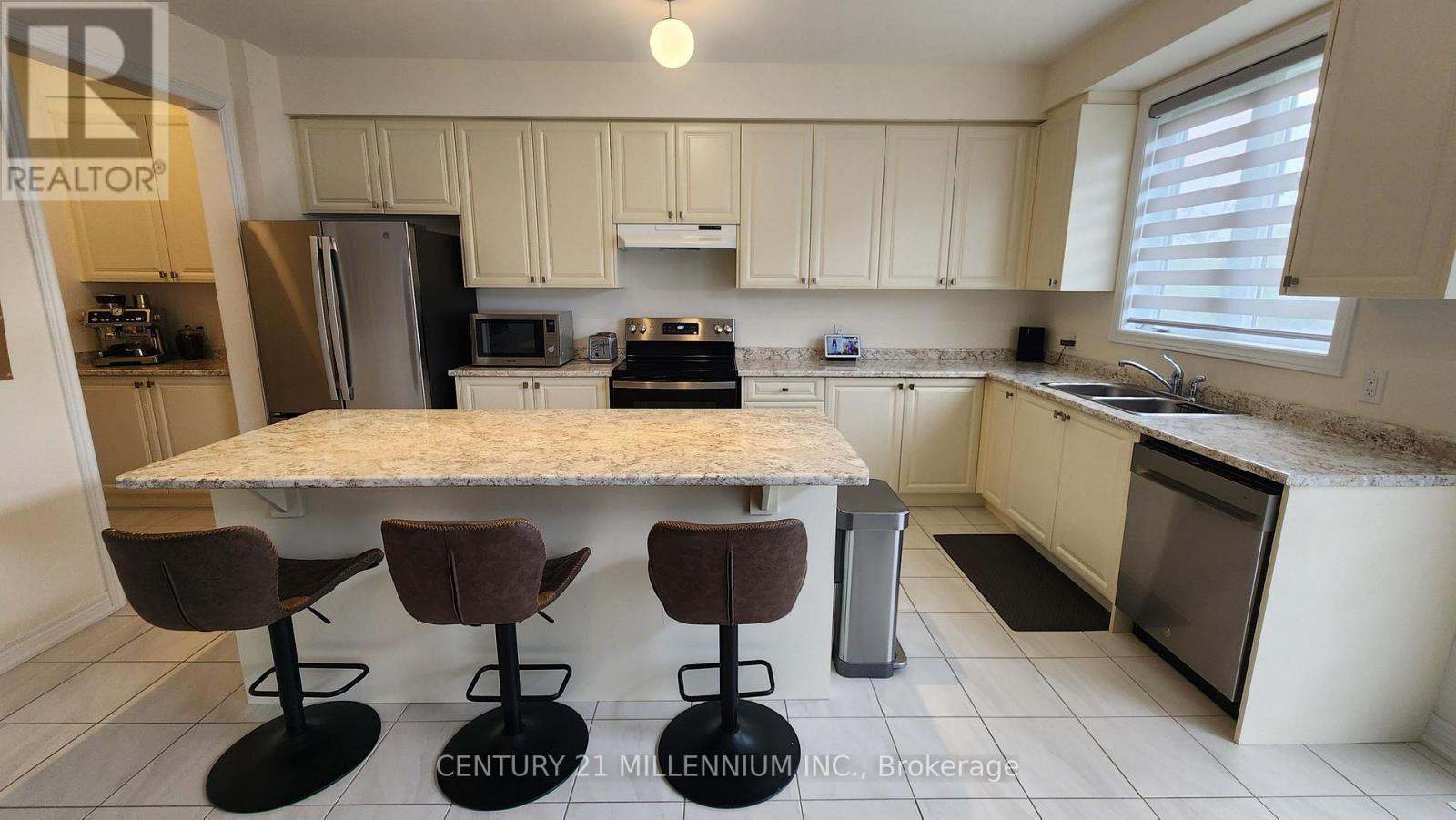 112 Limestone Lane, Shelburne, ON - Indoor Photo Showing Kitchen With Double Sink