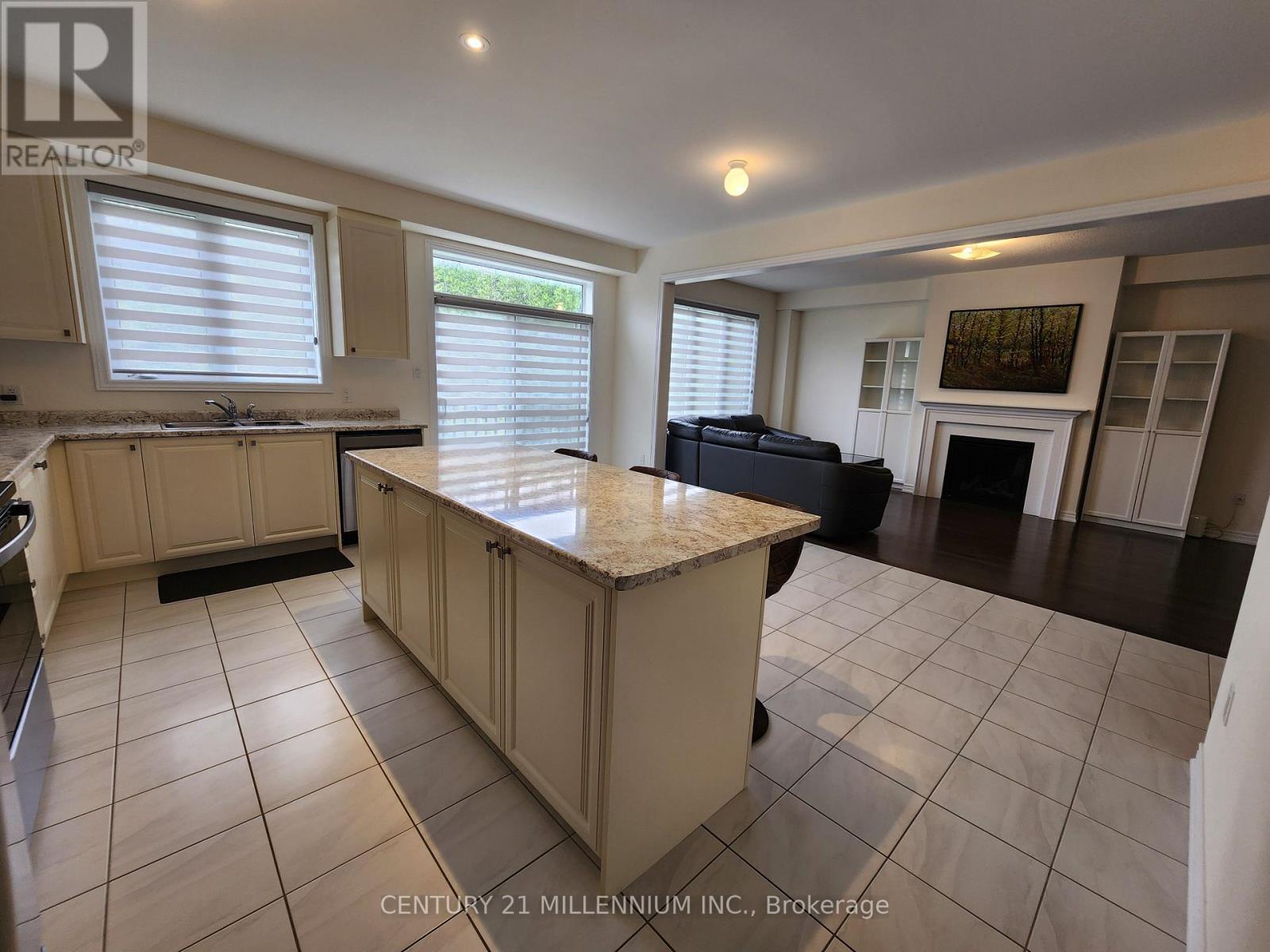 112 Limestone Lane, Shelburne, ON - Indoor Photo Showing Kitchen With Double Sink