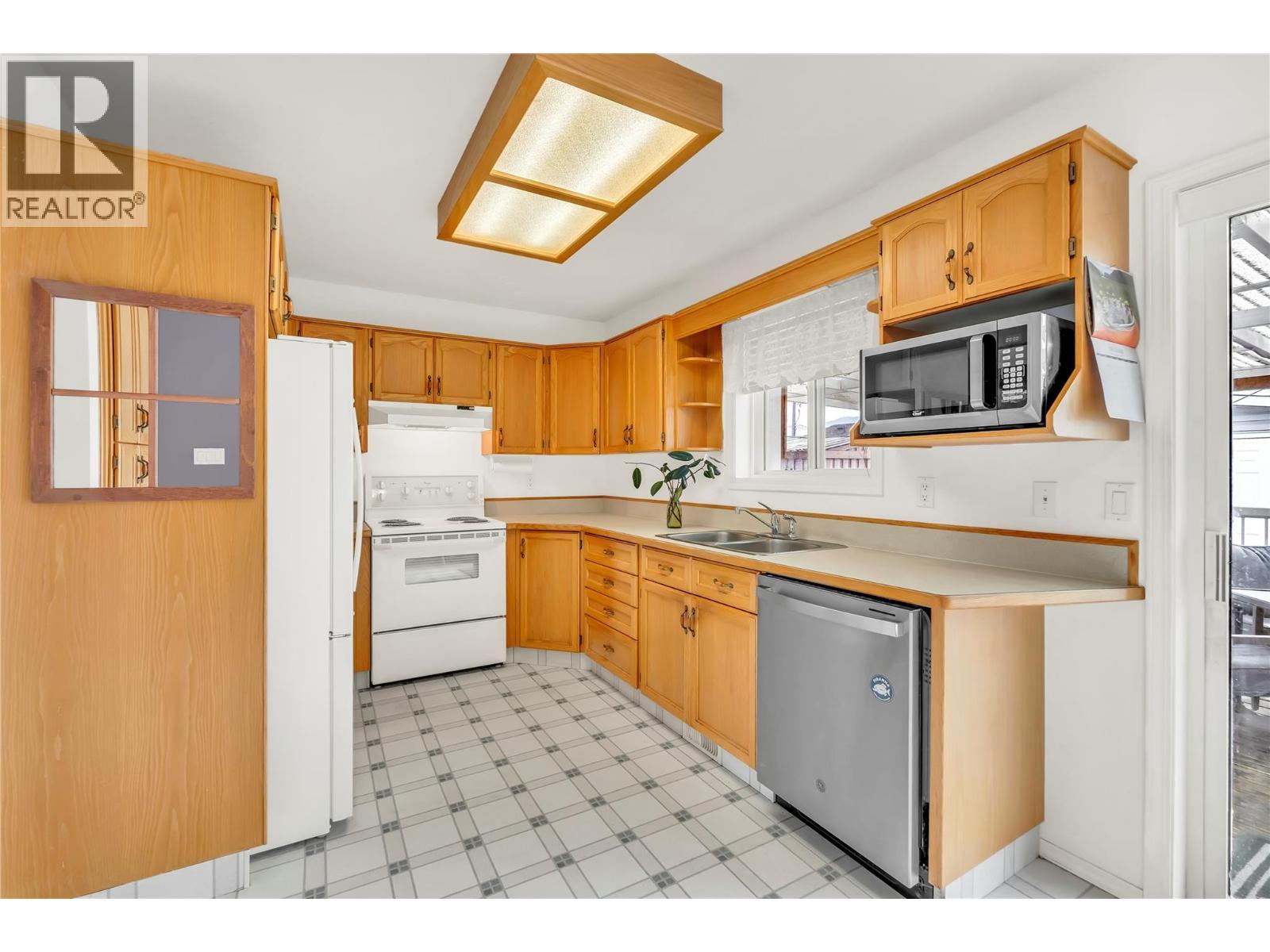 1840 Oliver Ranch Road Unit# 15, Okanagan Falls, BC - Indoor Photo Showing Kitchen With Double Sink