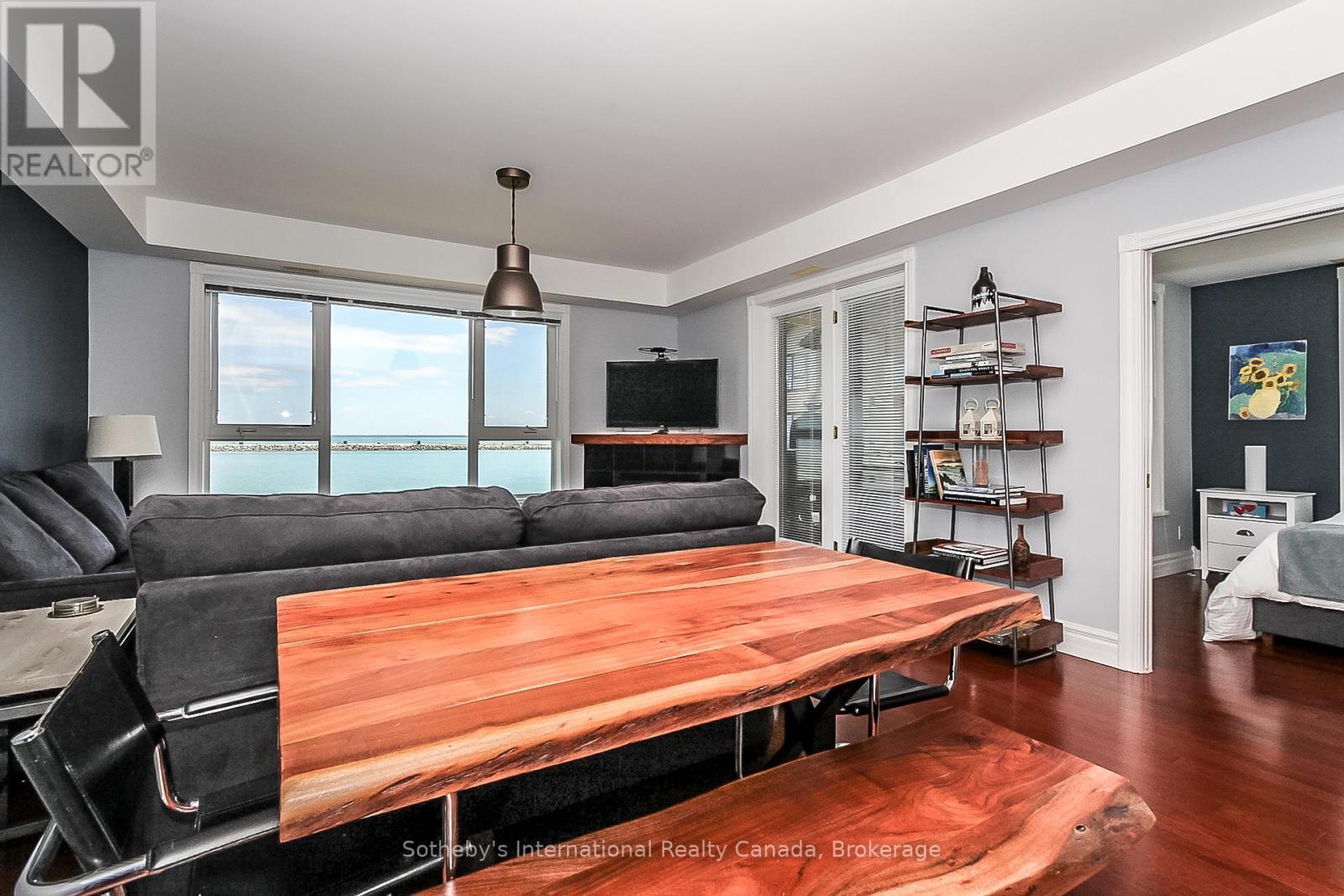 550 Mariners Way, Collingwood, ON - Indoor Photo Showing Living Room