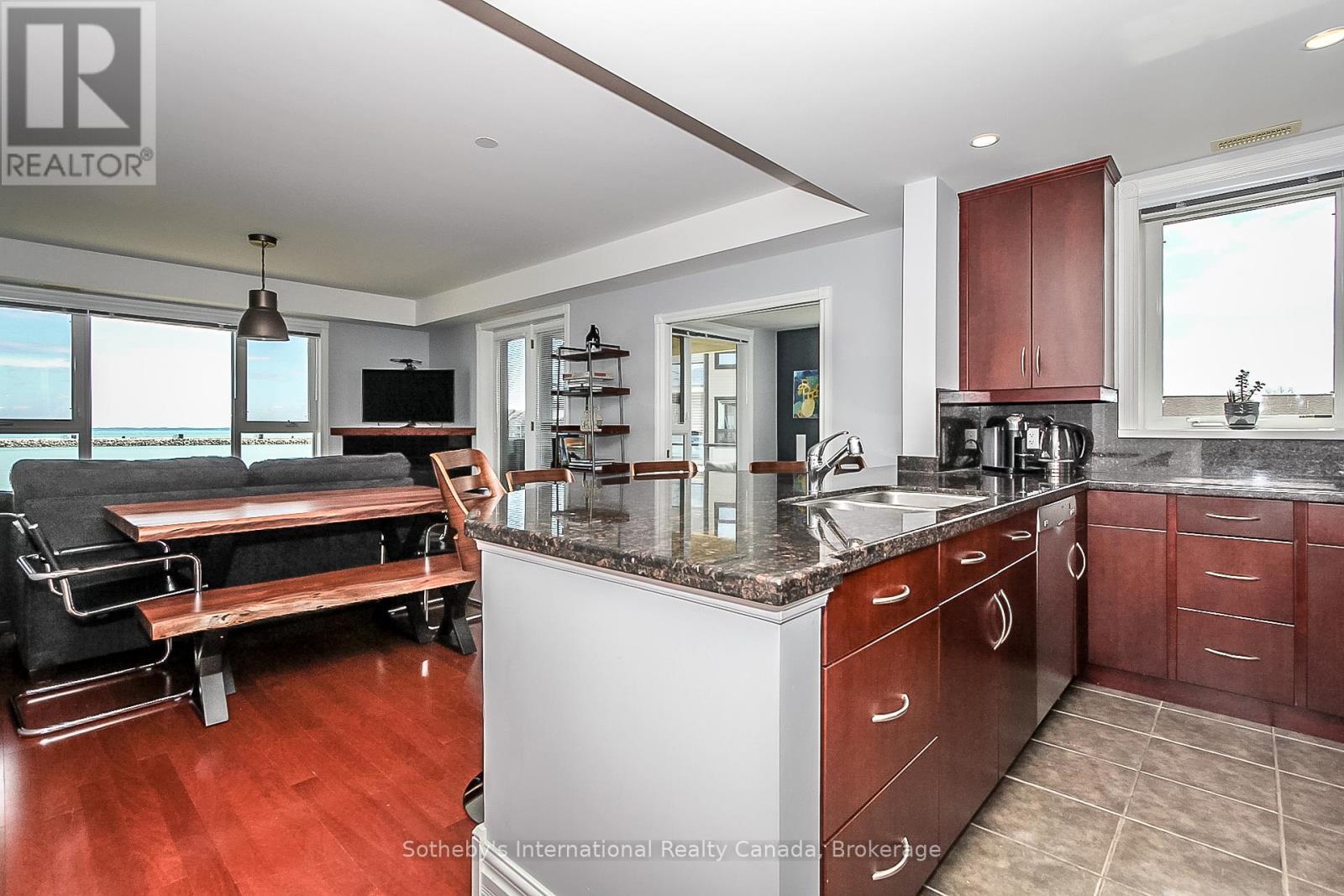 550 Mariners Way, Collingwood, ON - Indoor Photo Showing Kitchen