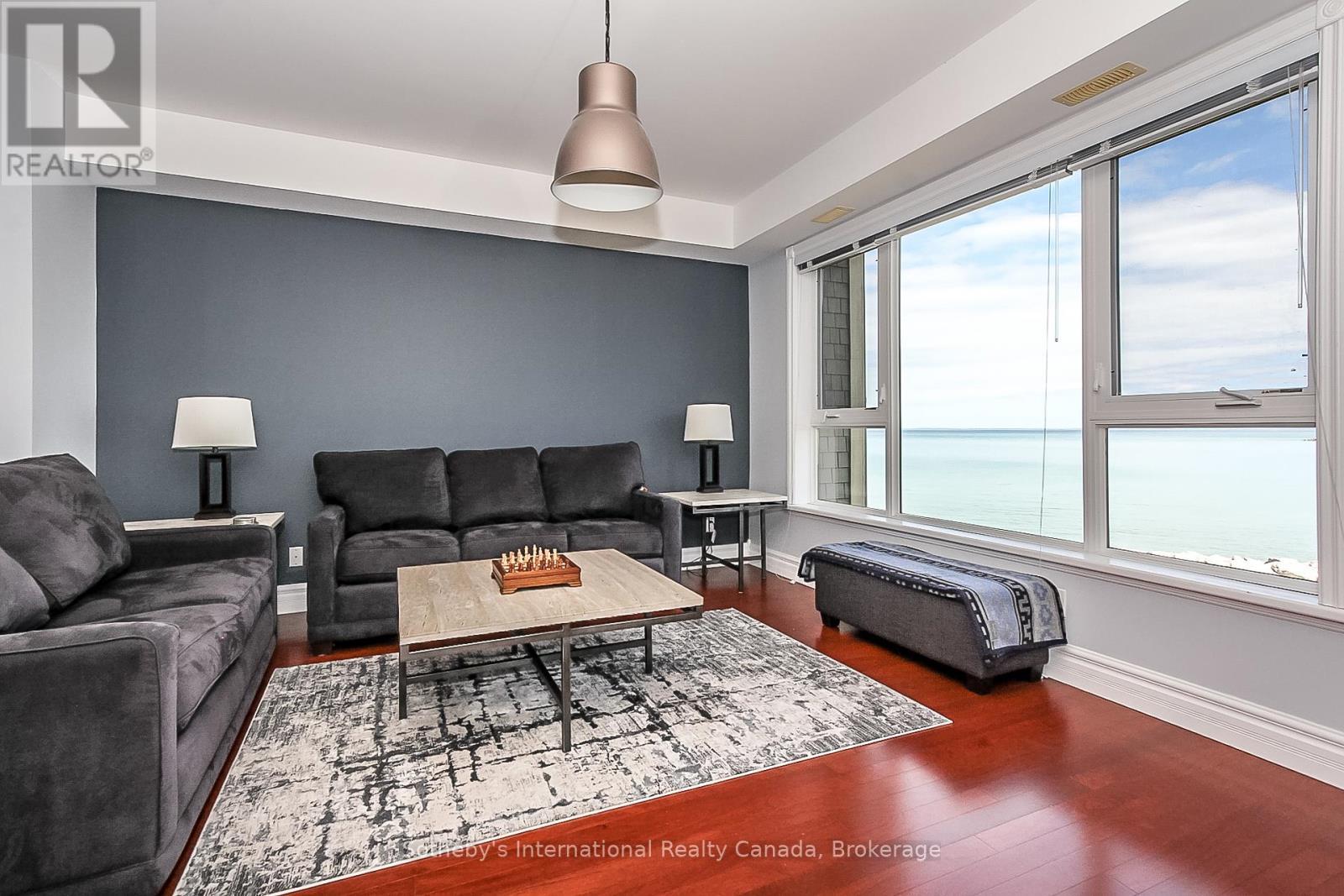 550 Mariners Way, Collingwood, ON - Indoor Photo Showing Living Room