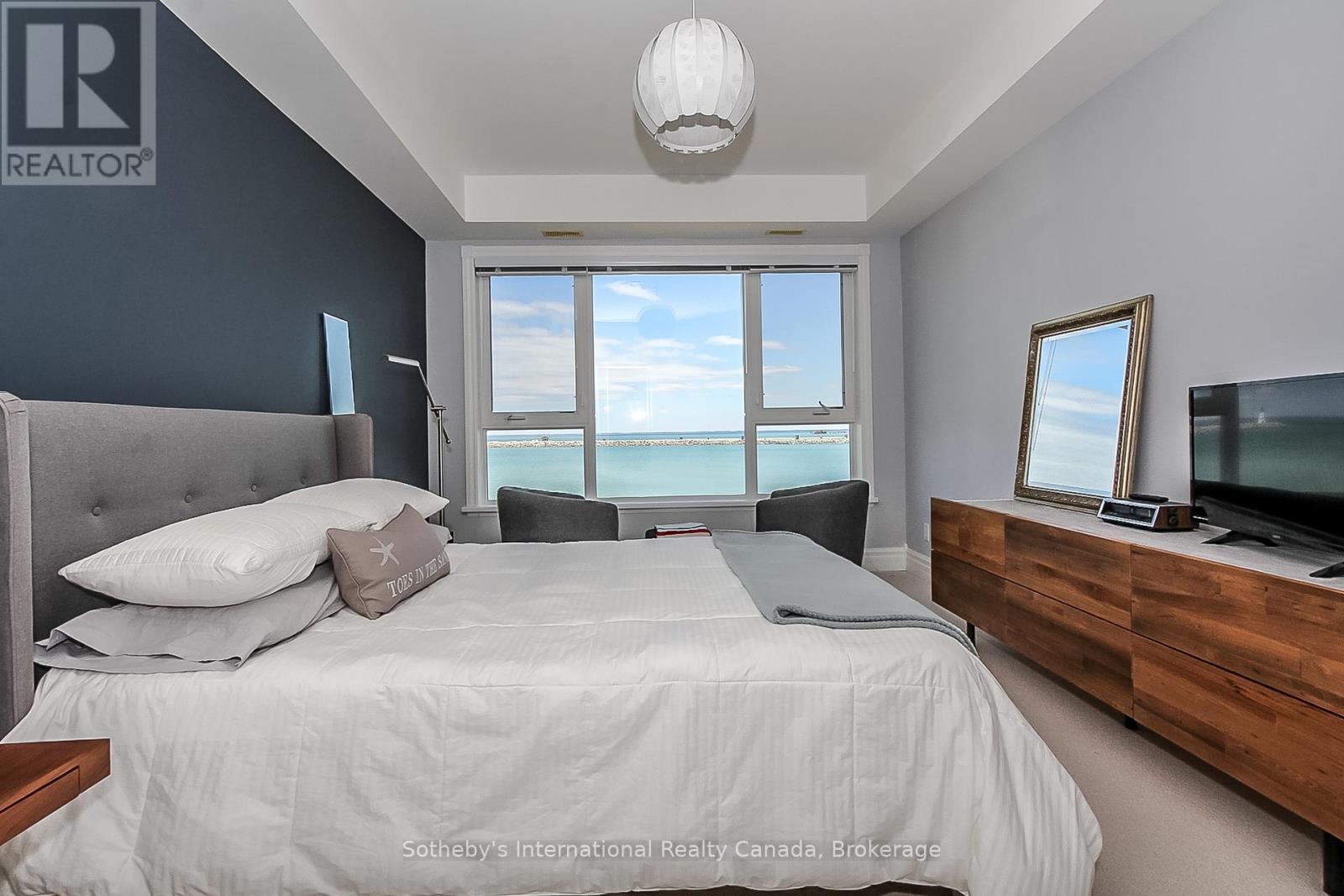 550 Mariners Way, Collingwood, ON - Indoor Photo Showing Bedroom