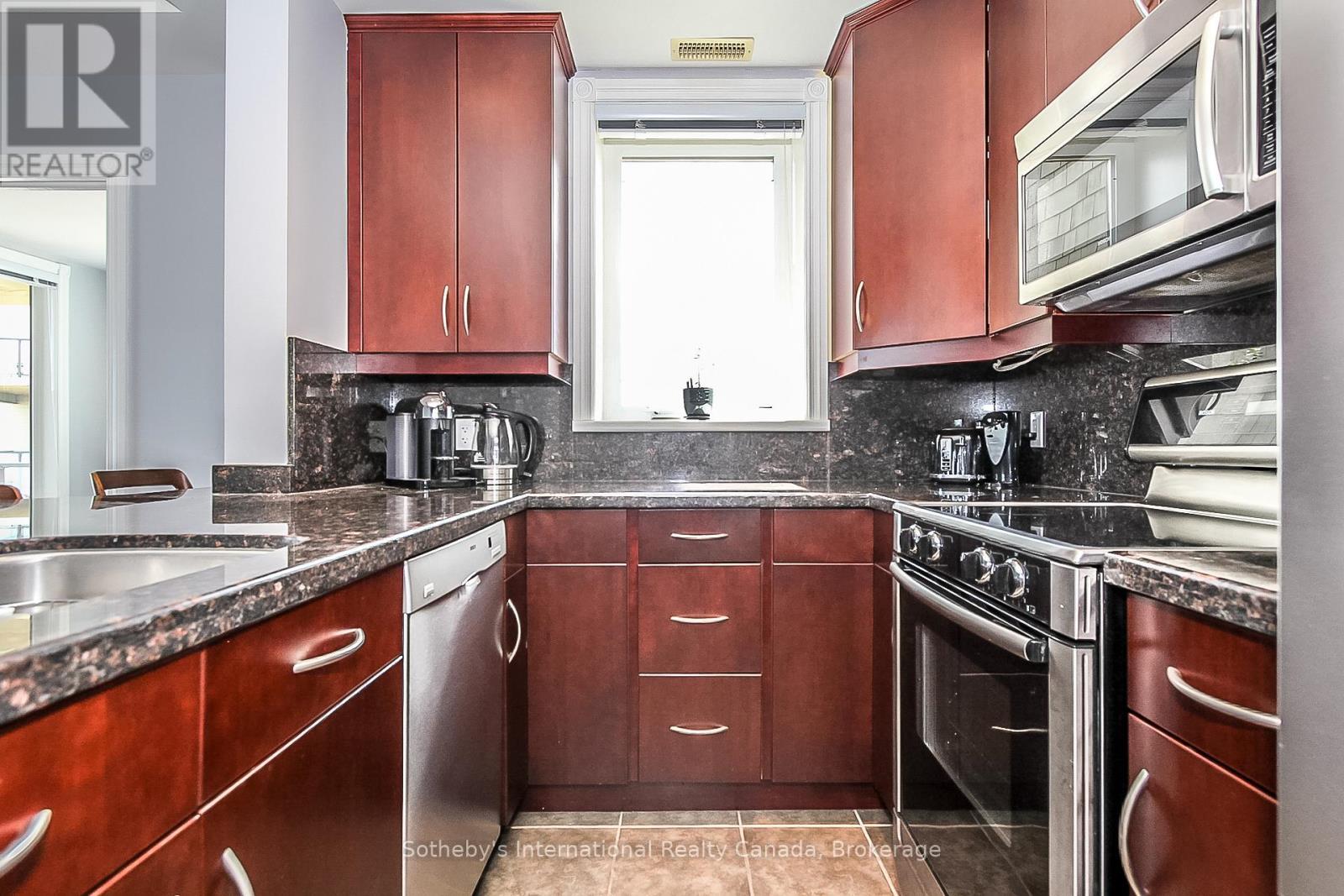 550 Mariners Way, Collingwood, ON - Indoor Photo Showing Kitchen