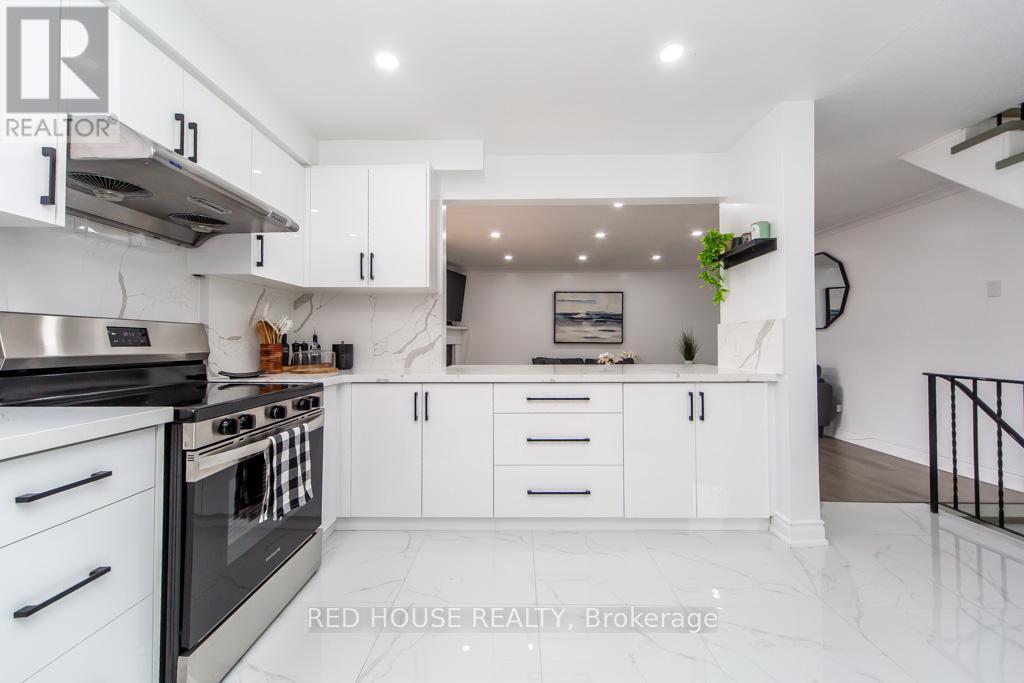 2 - 87 Irwin Road, Toronto, ON - Indoor Photo Showing Kitchen