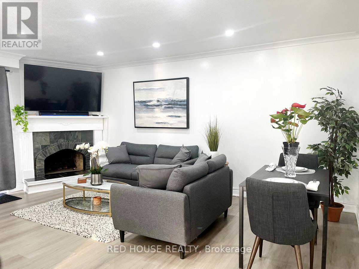 2 - 87 Irwin Road, Toronto, ON - Indoor Photo Showing Living Room