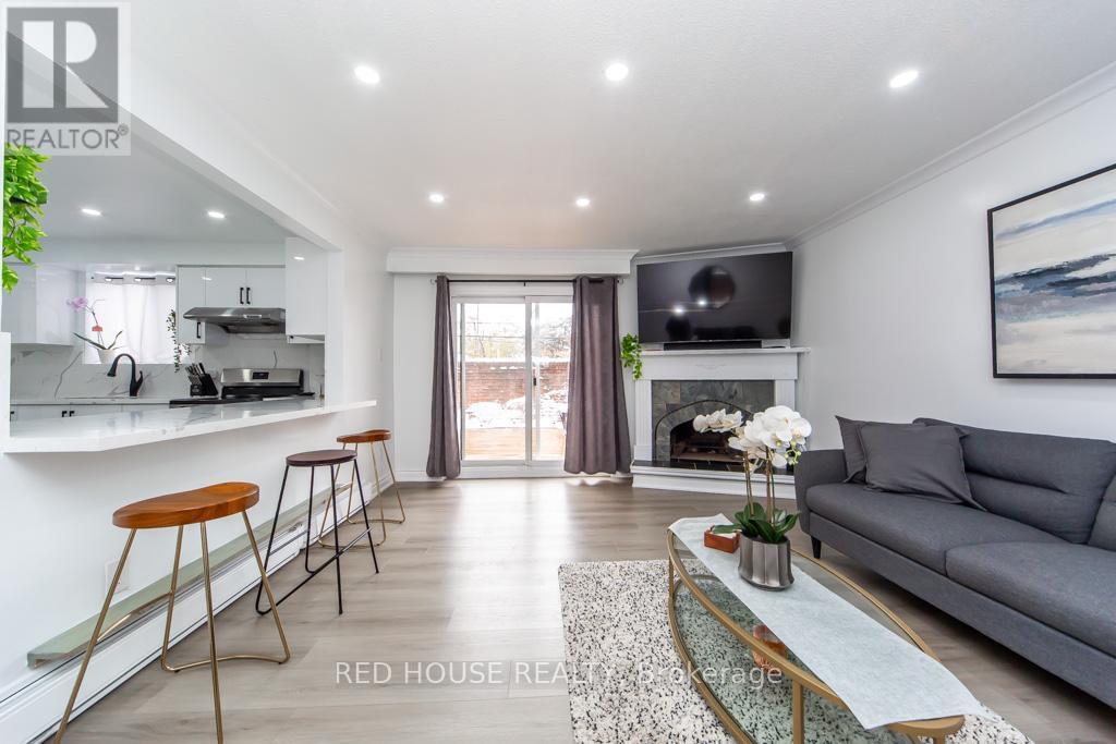2 - 87 Irwin Road, Toronto, ON - Indoor Photo Showing Living Room