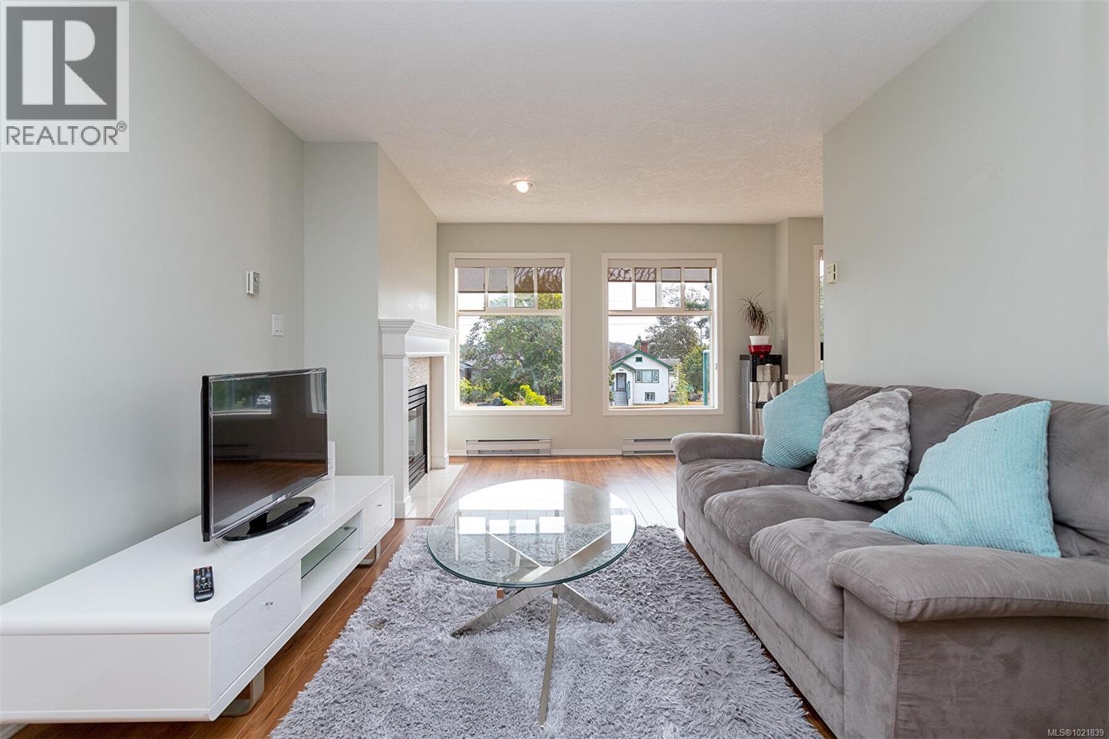 405 898 Vernon Ave, Saanich, BC - Indoor Photo Showing Living Room
