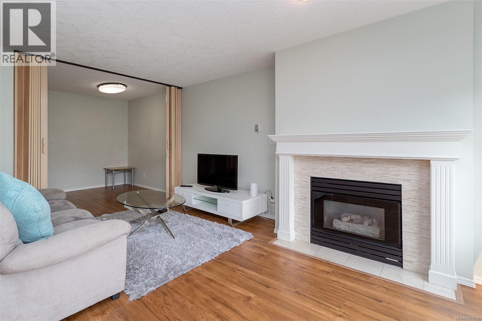 405 898 Vernon Ave, Saanich, BC - Indoor Photo Showing Living Room With Fireplace