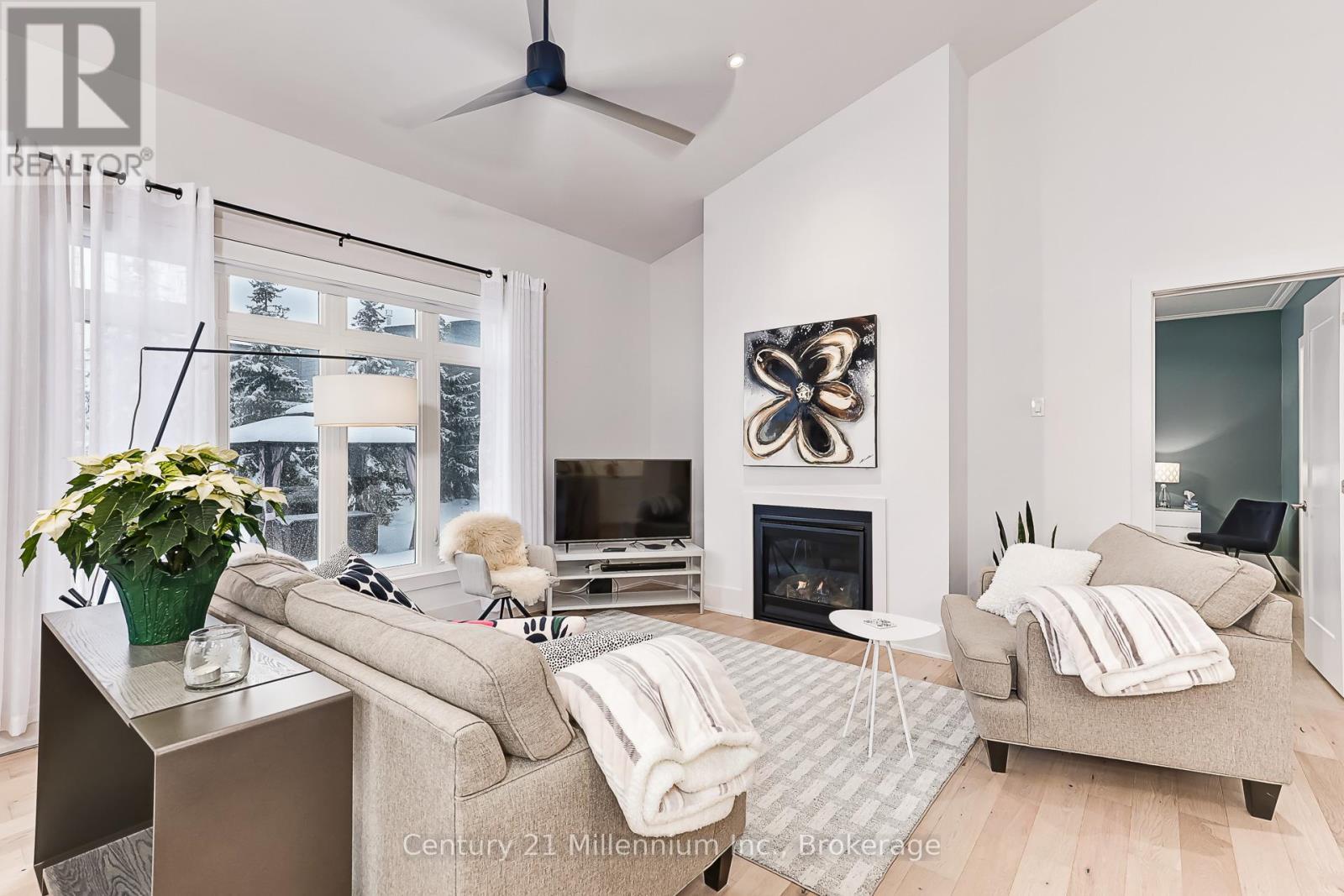 126 Tekiah Road, Blue Mountains, ON - Indoor Photo Showing Living Room With Fireplace