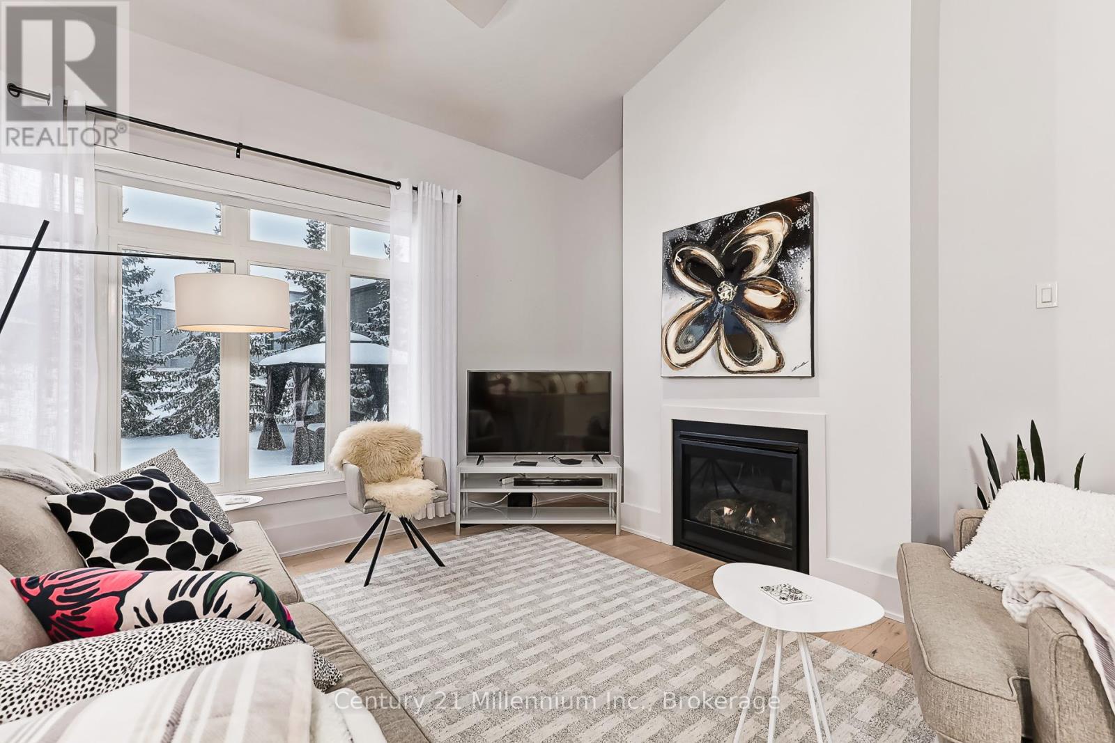 126 Tekiah Road, Blue Mountains, ON - Indoor Photo Showing Living Room With Fireplace