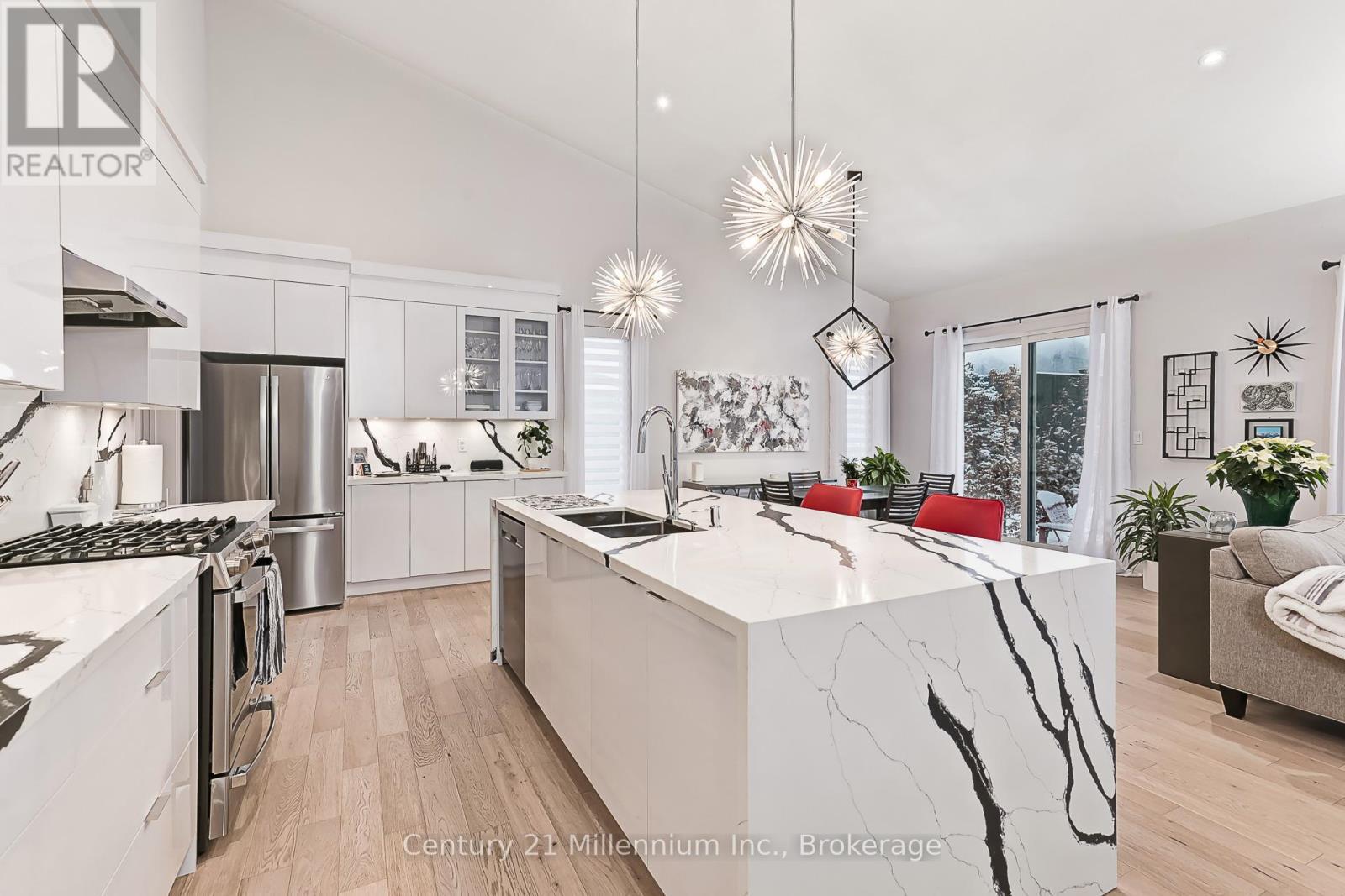 126 Tekiah Road, Blue Mountains, ON - Indoor Photo Showing Kitchen With Double Sink With Upgraded Kitchen