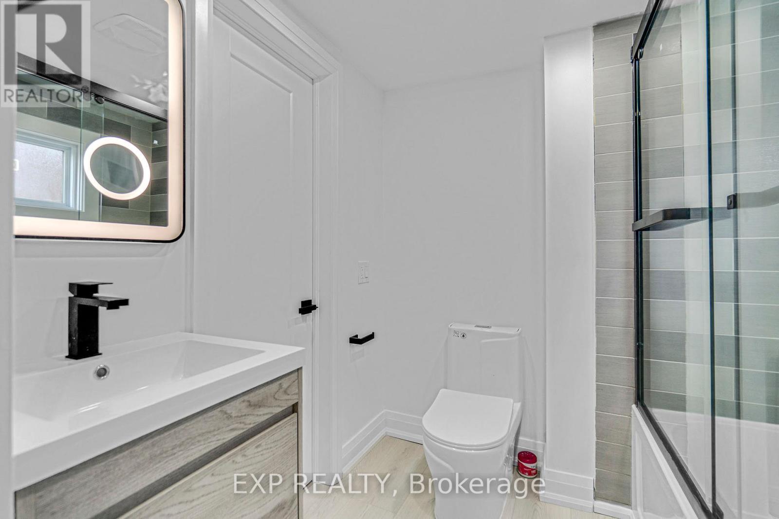 217 Fairfield Avenue, Hamilton, ON - Indoor Photo Showing Bathroom
