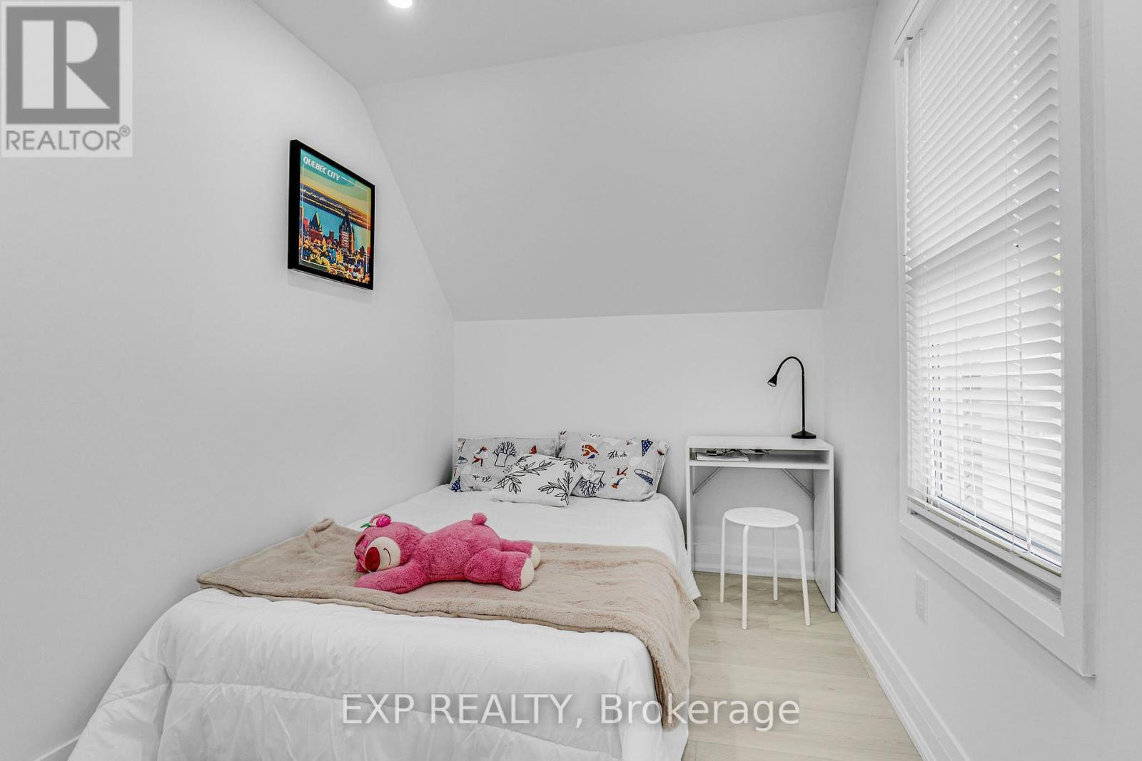 217 Fairfield Avenue, Hamilton, ON - Indoor Photo Showing Bedroom
