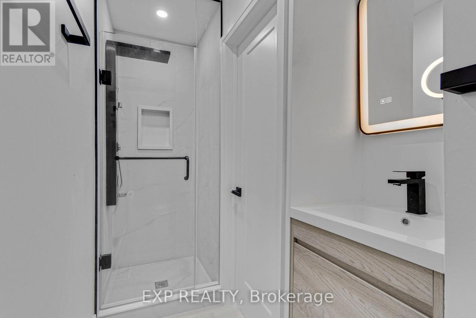 217 Fairfield Avenue, Hamilton, ON - Indoor Photo Showing Bathroom