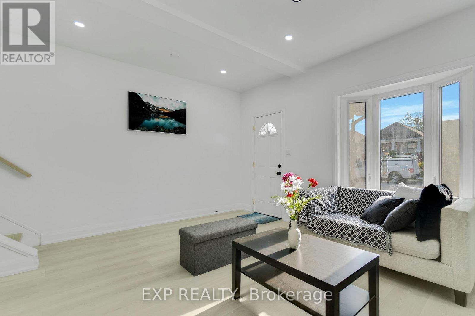 217 Fairfield Avenue, Hamilton, ON - Indoor Photo Showing Living Room