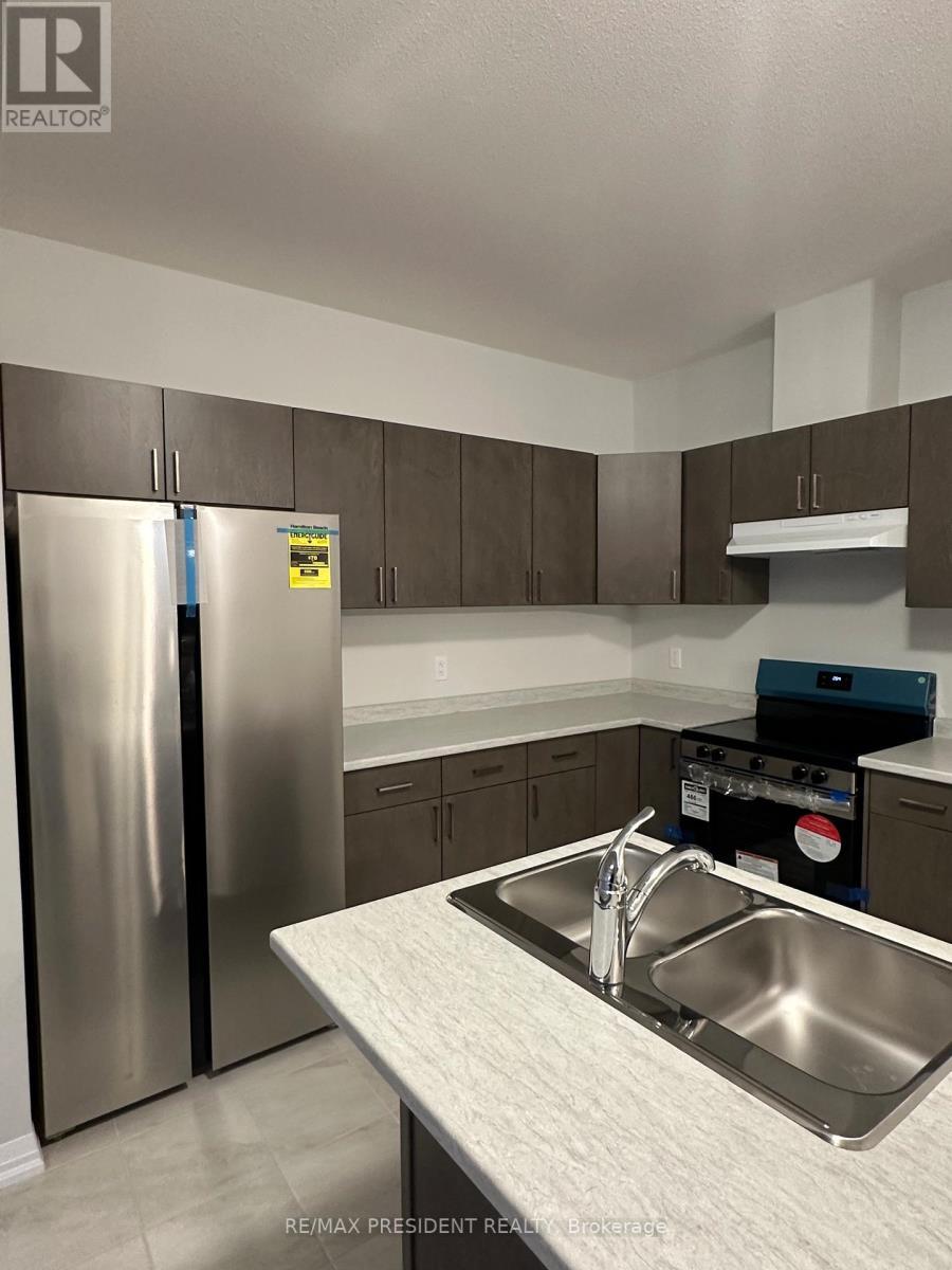 178 Klager Avenue, Pelham, ON - Indoor Photo Showing Kitchen With Double Sink