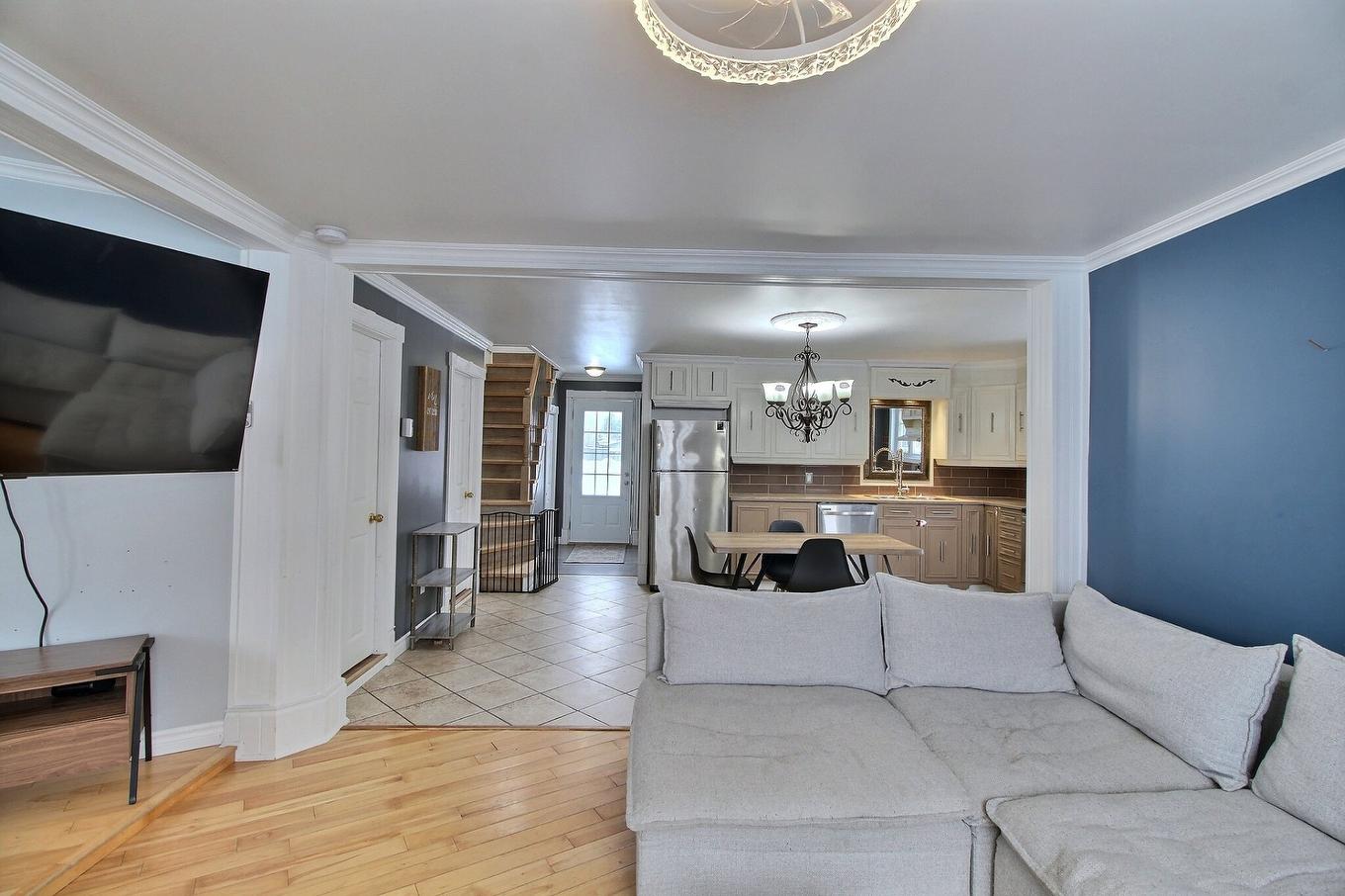 Vue d'ensemble - 6 Av. Du Chemin-De-Fer, Trécesson, QC - Indoor Photo Showing Living Room