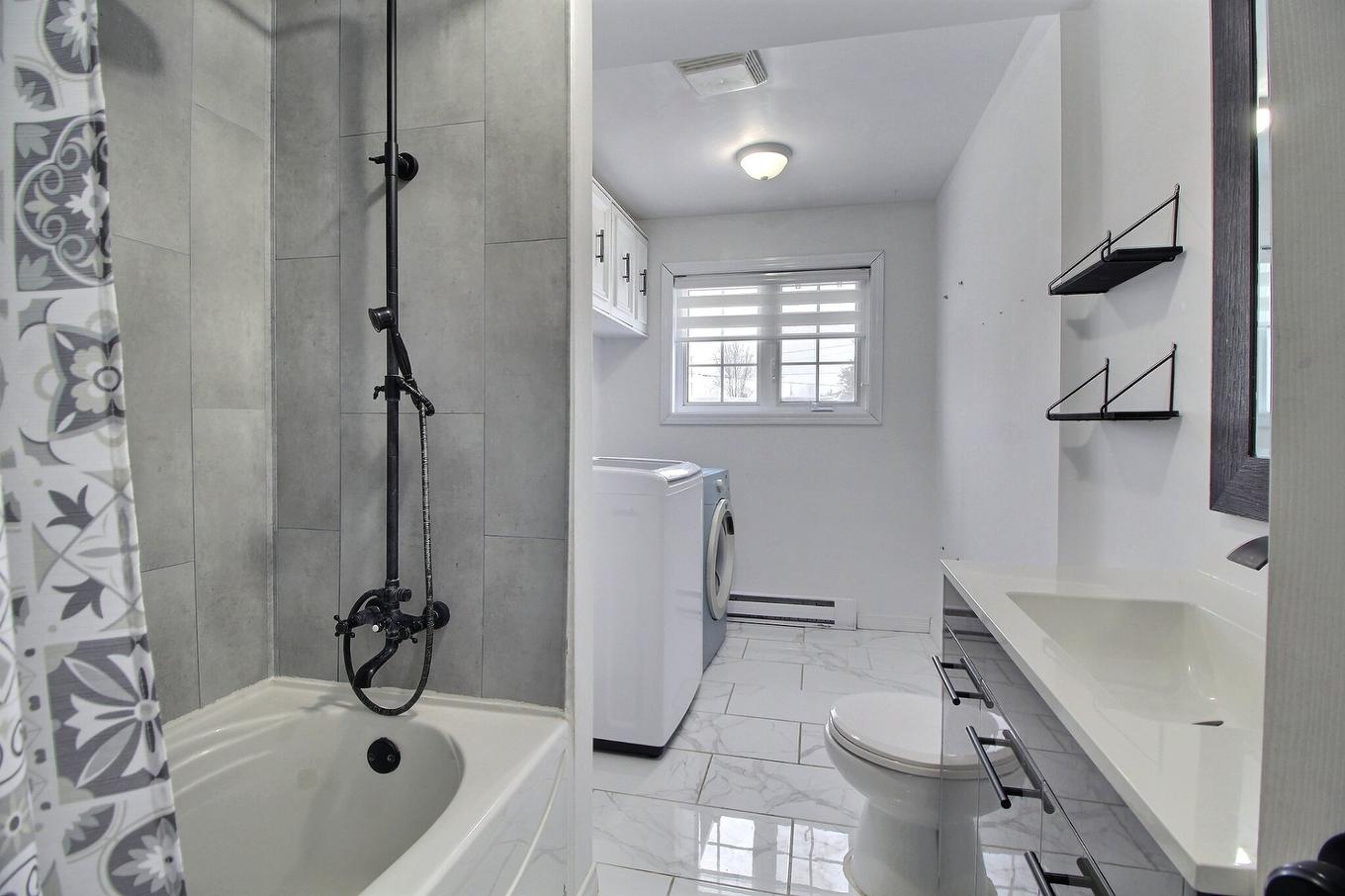 Salle de bains - 6 Av. Du Chemin-De-Fer, Trécesson, QC - Indoor Photo Showing Bathroom