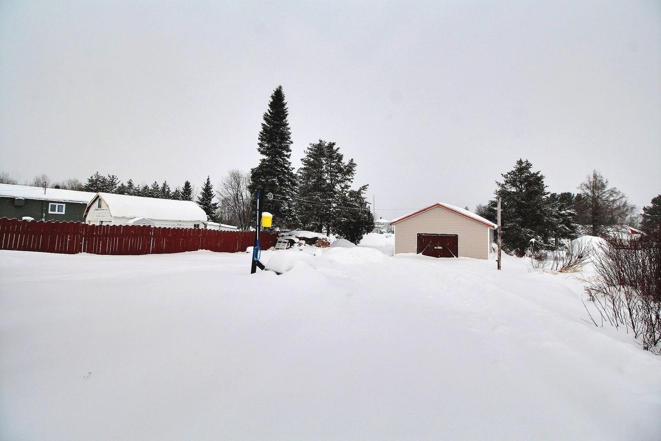 Cour - 6 Av. Du Chemin-De-Fer, Trécesson, QC - Outdoor