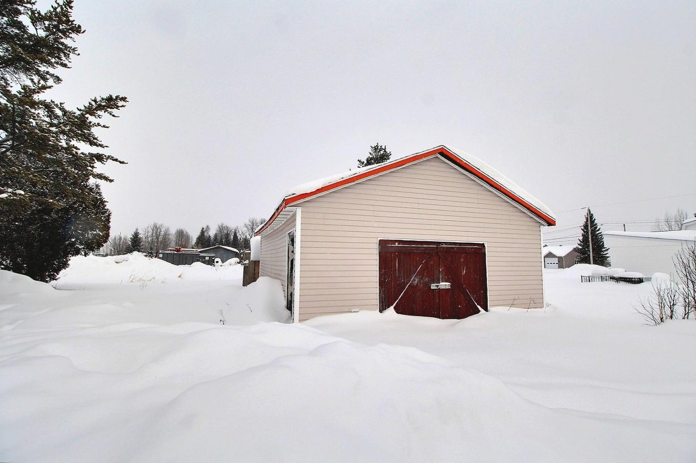 Garage - 6 Av. Du Chemin-De-Fer, Trécesson, QC - Outdoor
