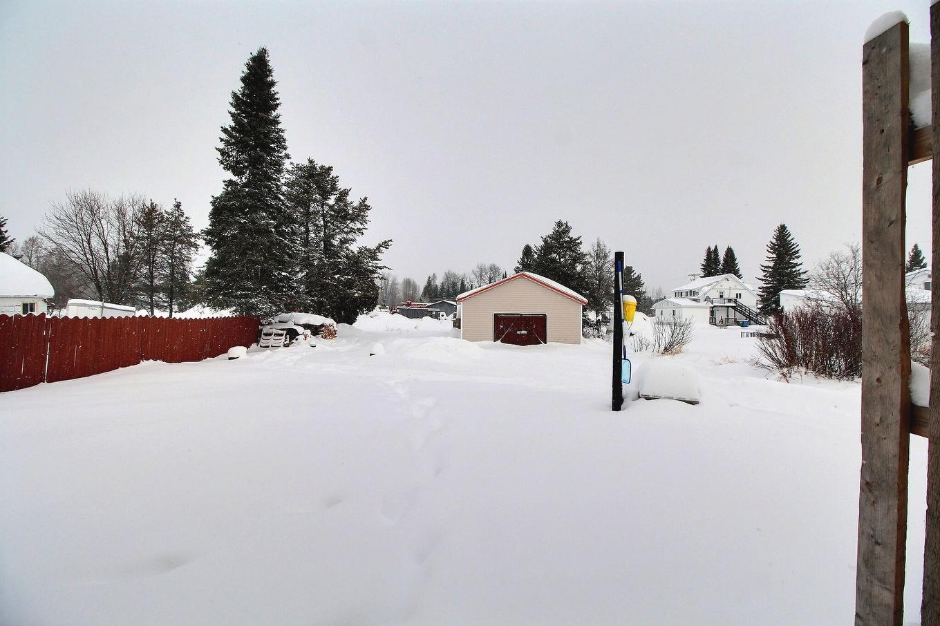 Cour - 6 Av. Du Chemin-De-Fer, Trécesson, QC - Outdoor