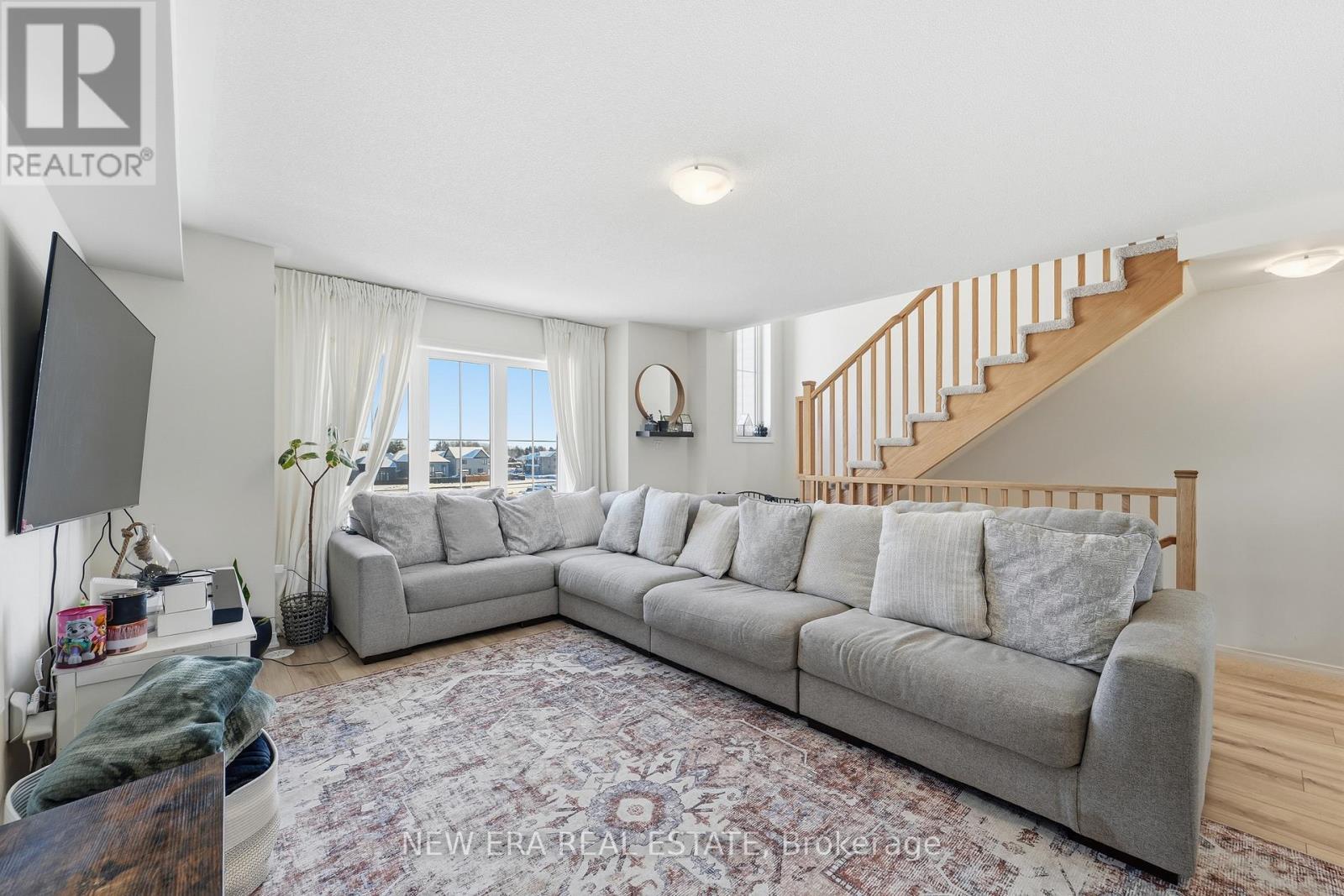 44 Jerome Way, Clarington, ON - Indoor Photo Showing Living Room