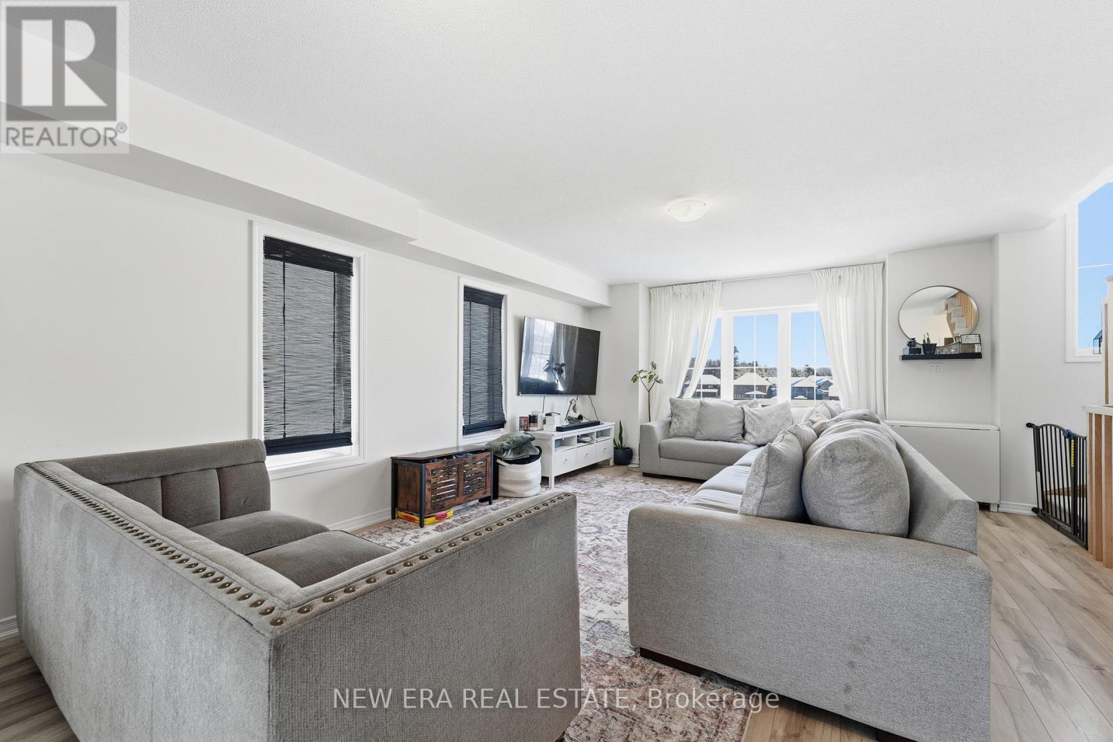 44 Jerome Way, Clarington, ON - Indoor Photo Showing Living Room