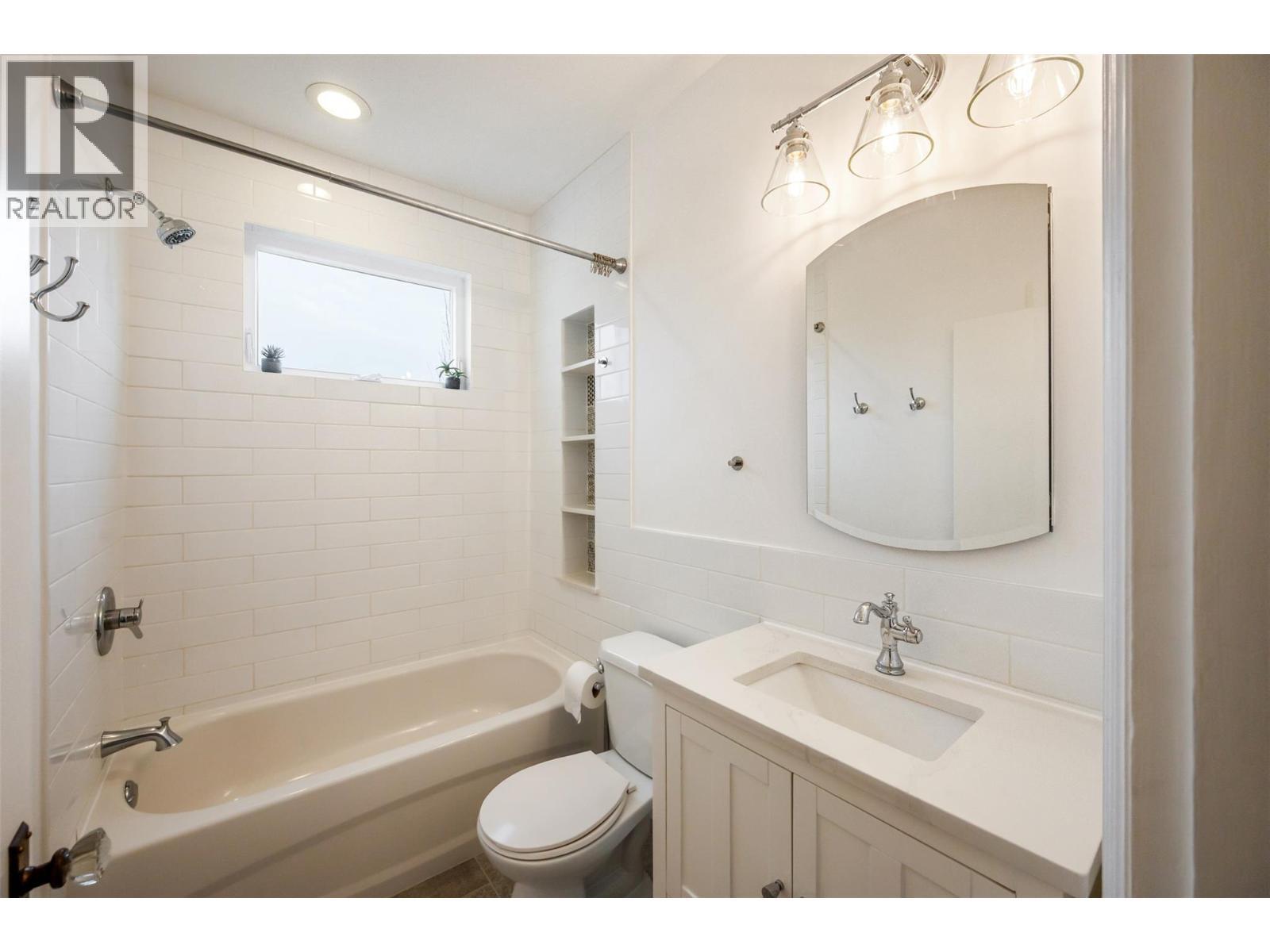 824 Road 2, Oliver, BC - Indoor Photo Showing Bathroom