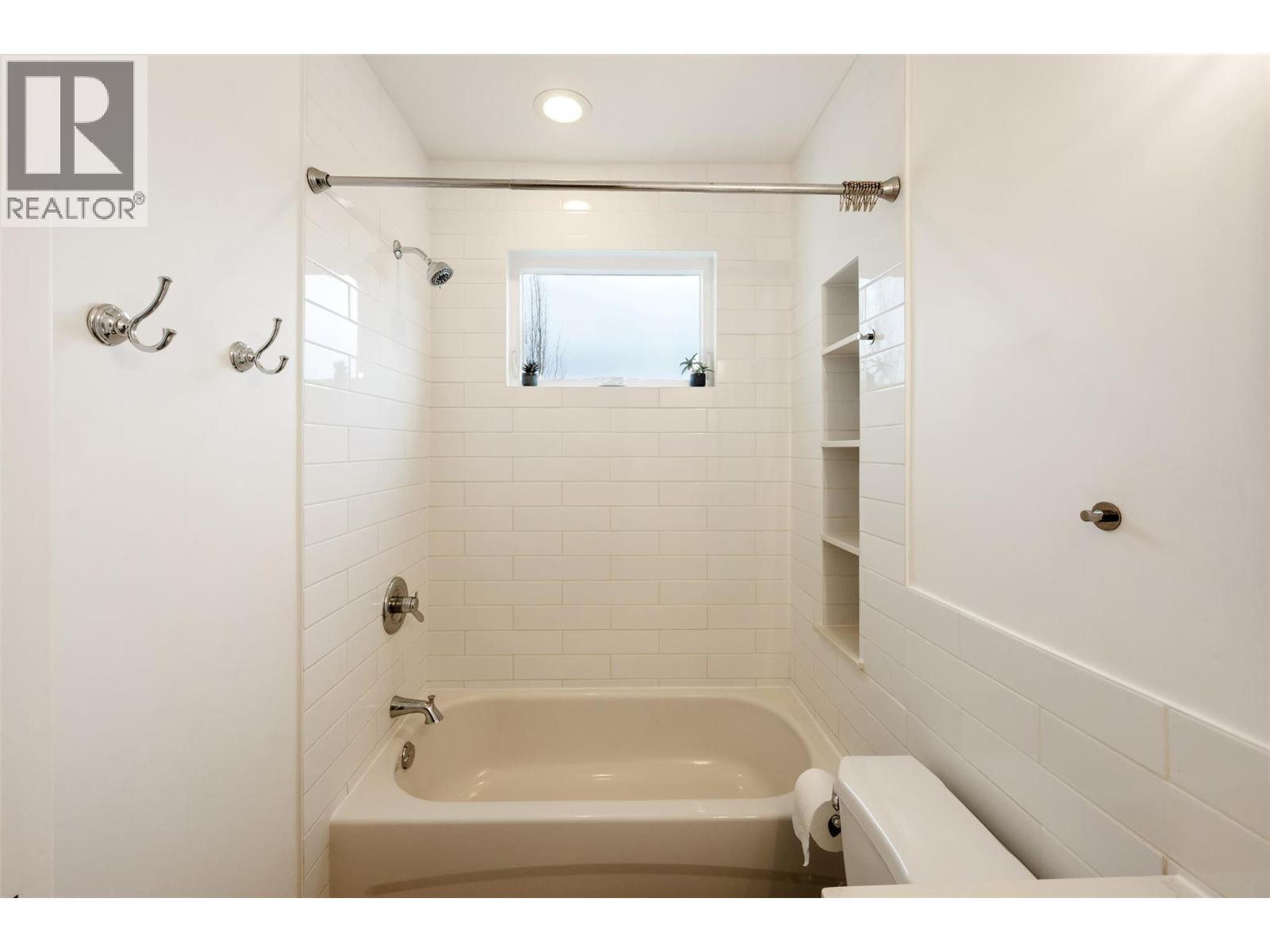 824 Road 2, Oliver, BC - Indoor Photo Showing Bathroom