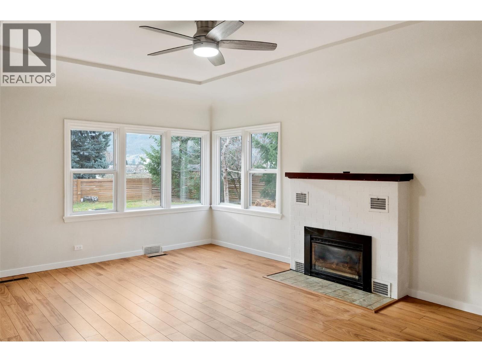 824 Road 2, Oliver, BC - Indoor Photo Showing Living Room With Fireplace