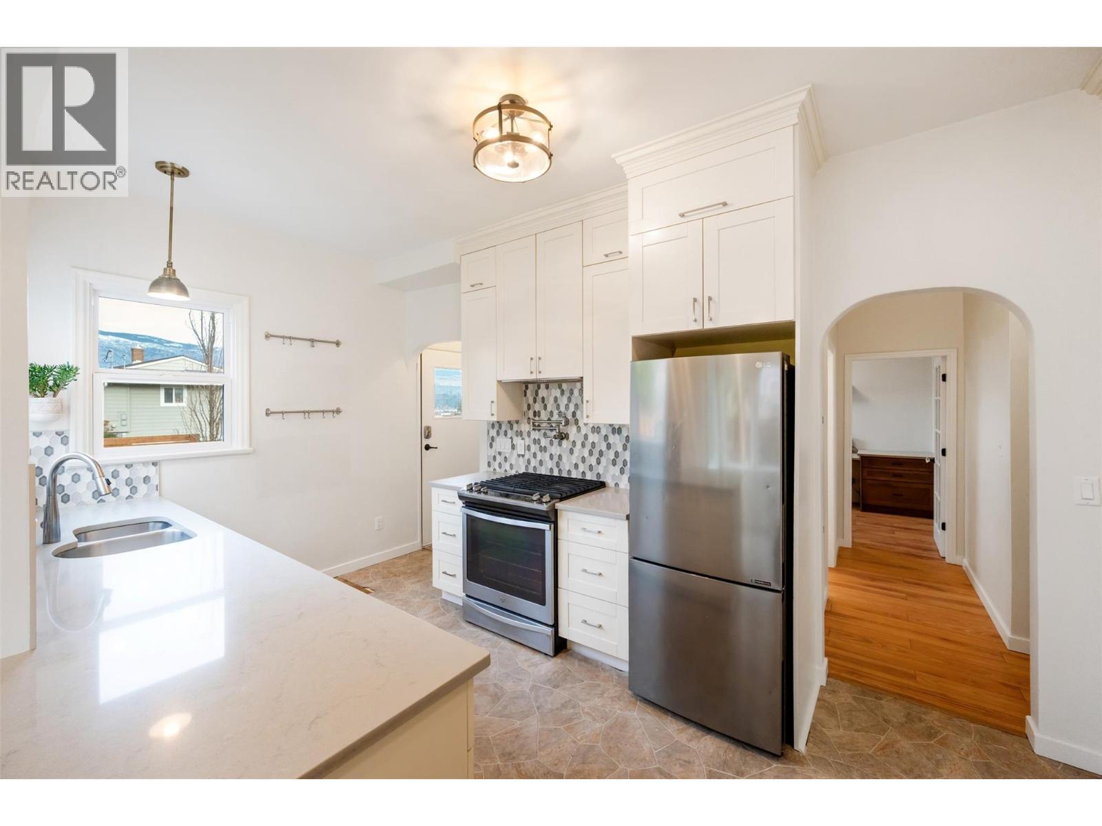 824 Road 2, Oliver, BC - Indoor Photo Showing Kitchen With Double Sink