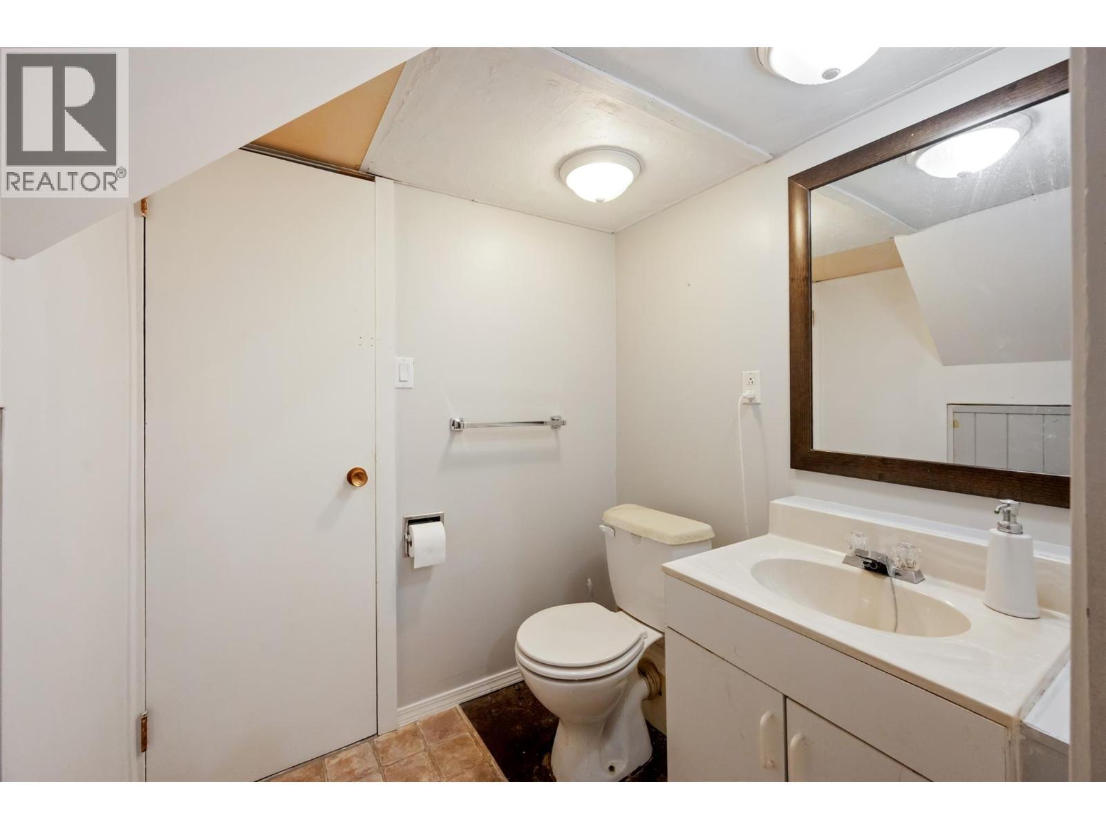 824 Road 2, Oliver, BC - Indoor Photo Showing Bathroom