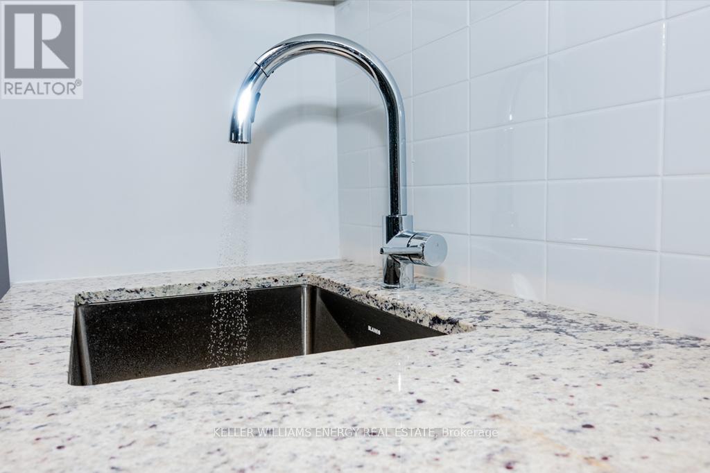 112 - 1010 Dundas Street E, Whitby (Pringle Creek), ON - Indoor Photo Showing Kitchen