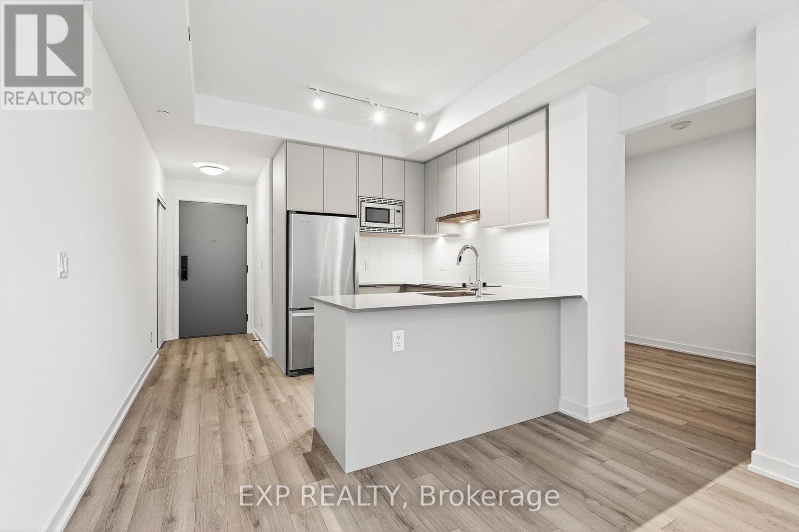 411 - 3071 Trafalgar Road, Oakville, ON - Indoor Photo Showing Kitchen With Upgraded Kitchen