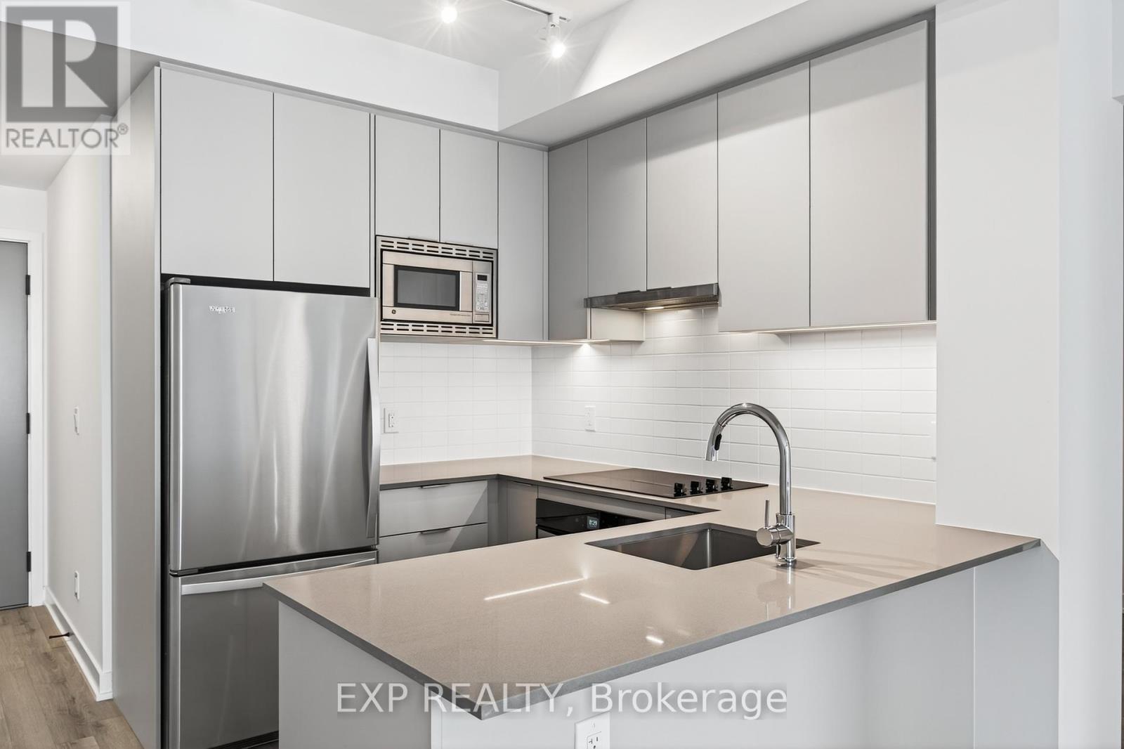 411 - 3071 Trafalgar Road, Oakville, ON - Indoor Photo Showing Kitchen With Double Sink With Upgraded Kitchen