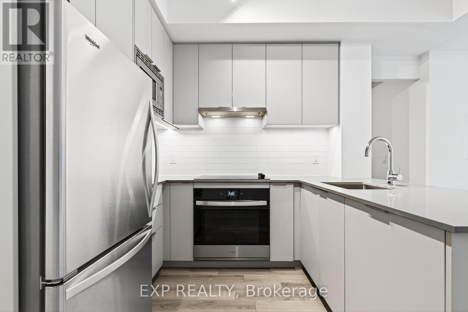 411 - 3071 Trafalgar Road, Oakville, ON - Indoor Photo Showing Kitchen With Upgraded Kitchen