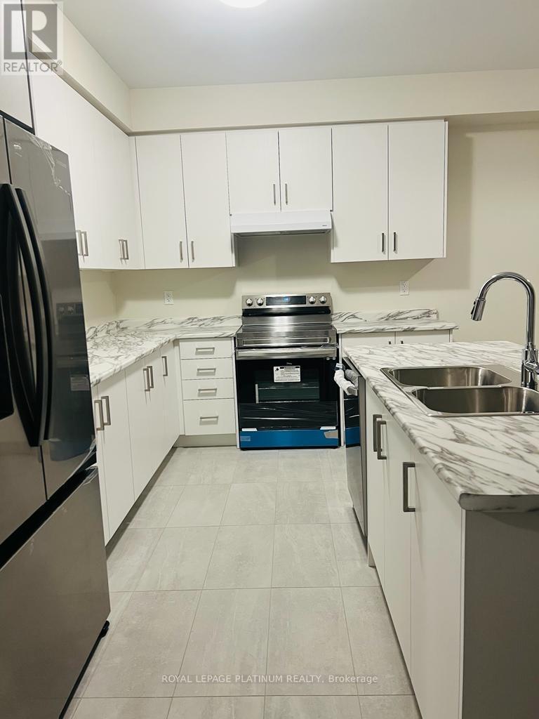 113 Stern Drive, Welland, ON - Indoor Photo Showing Kitchen With Double Sink