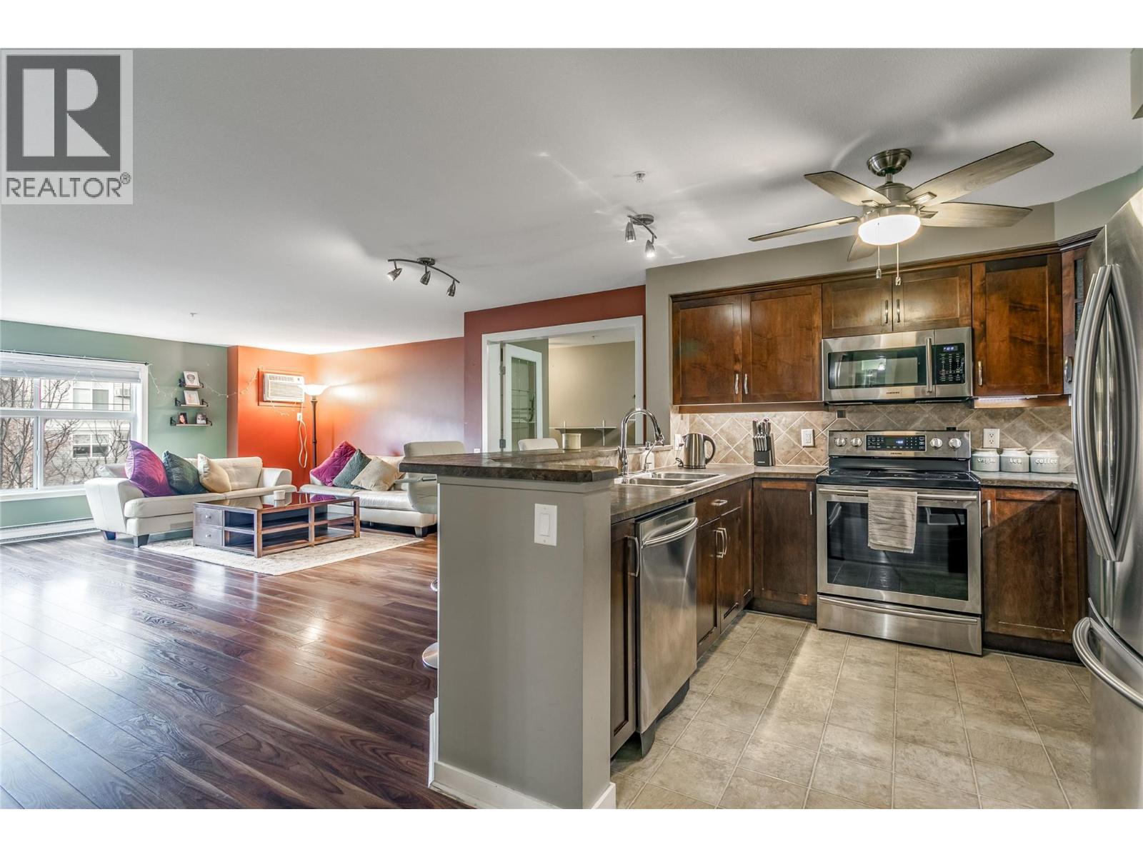 515 Houghton Road Unit# 221, Kelowna, BC - Indoor Photo Showing Kitchen
