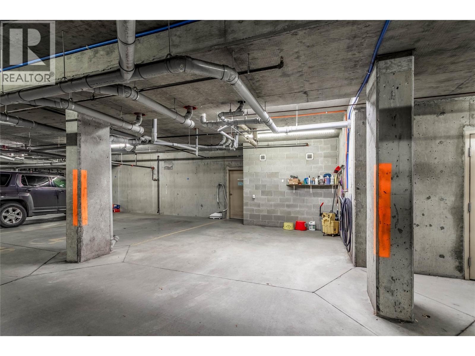 515 Houghton Road Unit# 221, Kelowna, BC - Indoor Photo Showing Garage